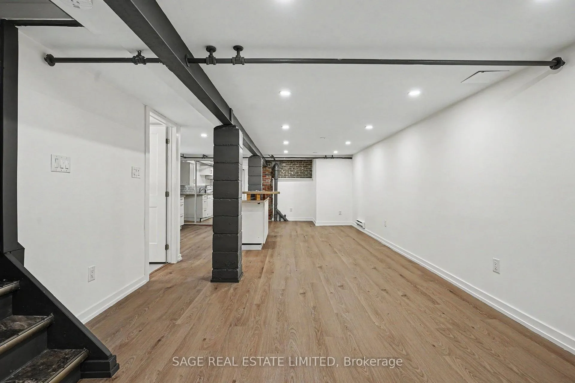 Photo 4 of Unit 5, 10 Fir Avenue, Toronto, The Beaches — HOMEH