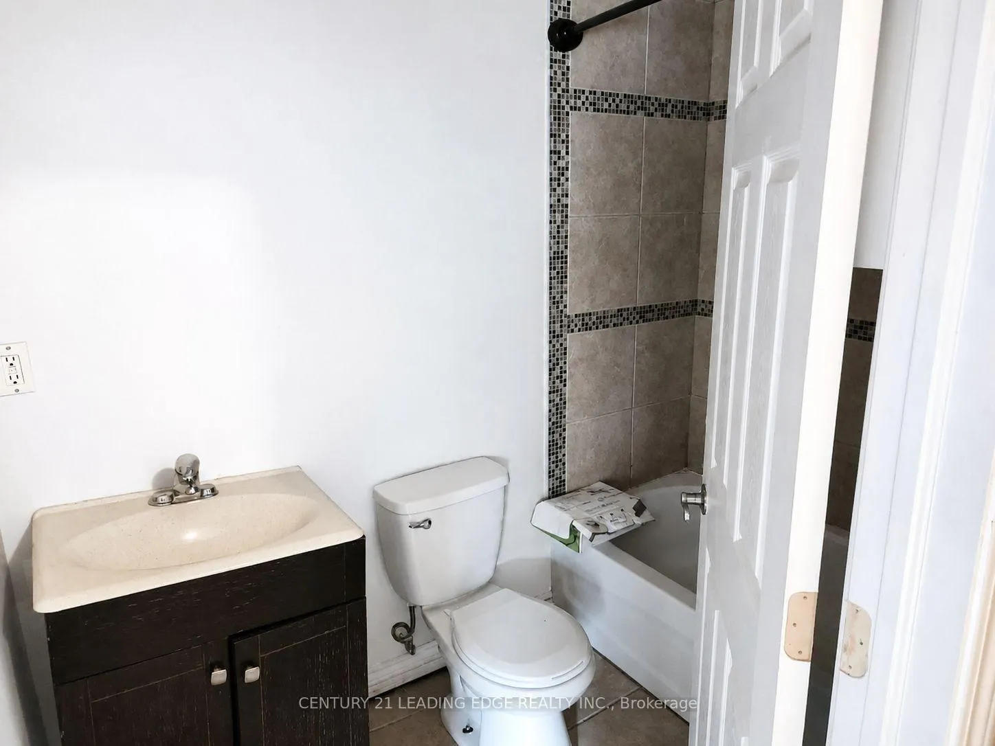 Photo 10 of Unit 201, 196 Chruch Street, Georgina, Historic Lakeshore Communities — HOMEH
