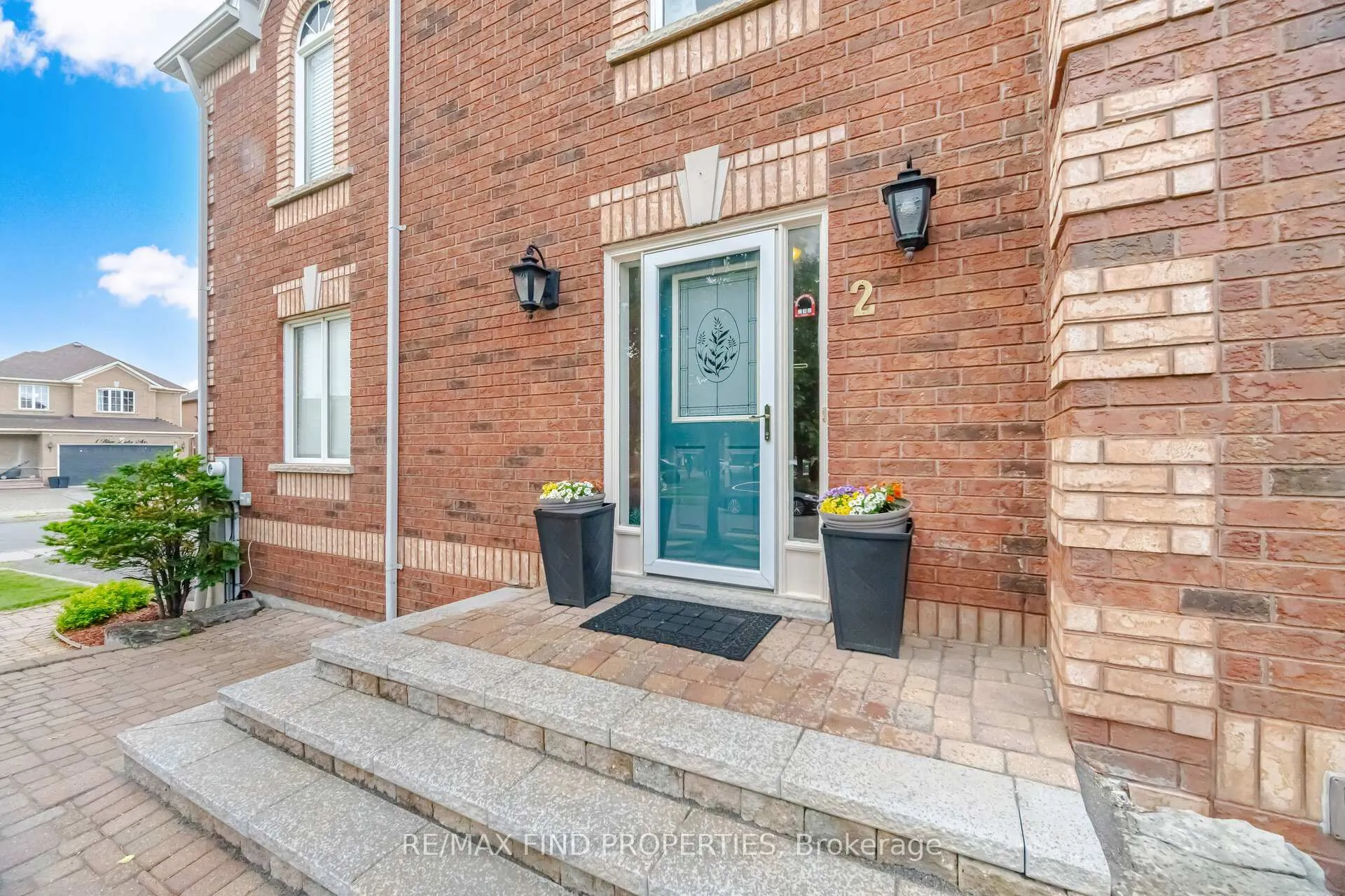 Photo 3 of 2 Summerdale Crescent, Brampton, Fletcher's Meadow — HOMEH