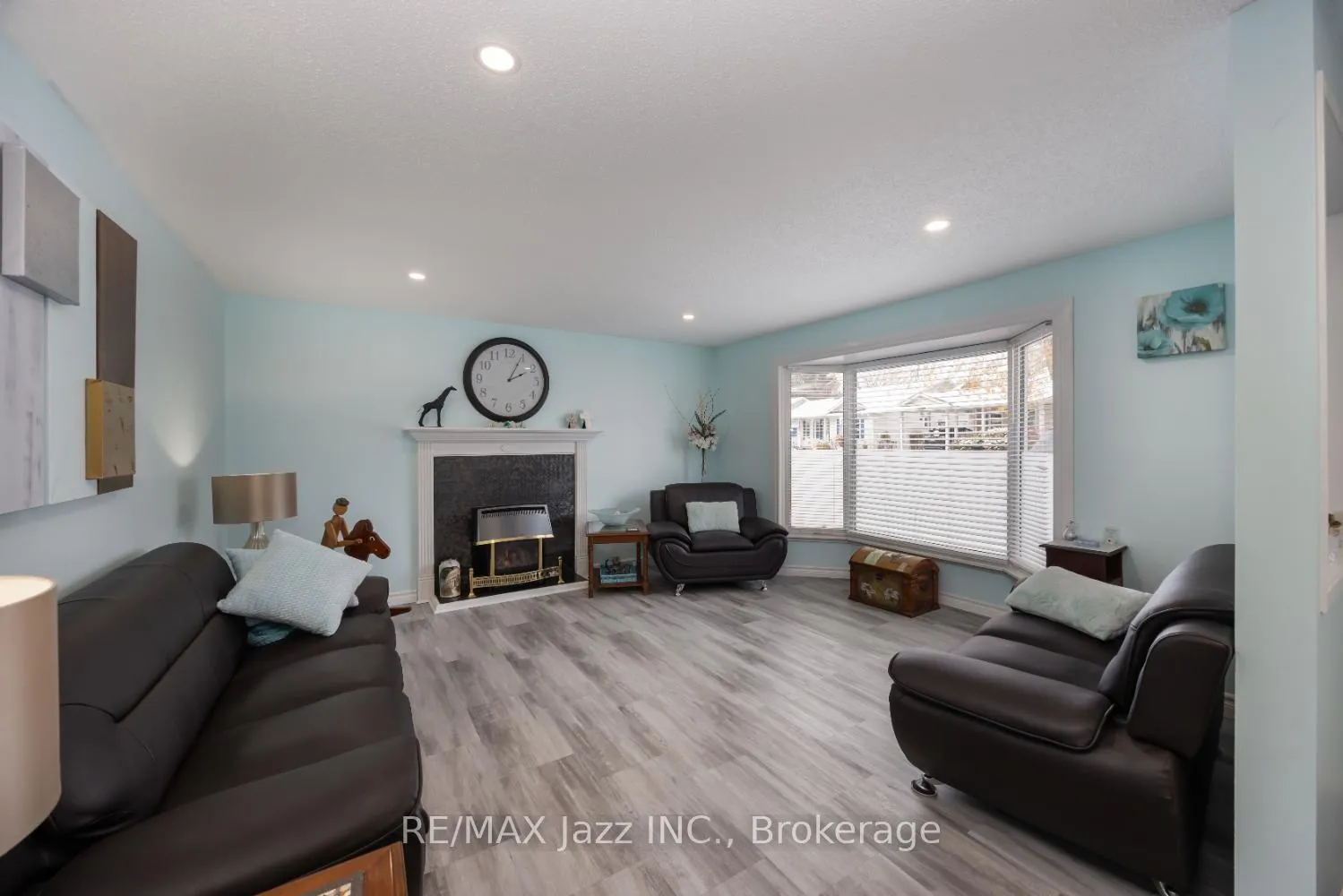 Photo 3 of 213 Wilmot Trail, Clarington, Bowmanville — HOMEH