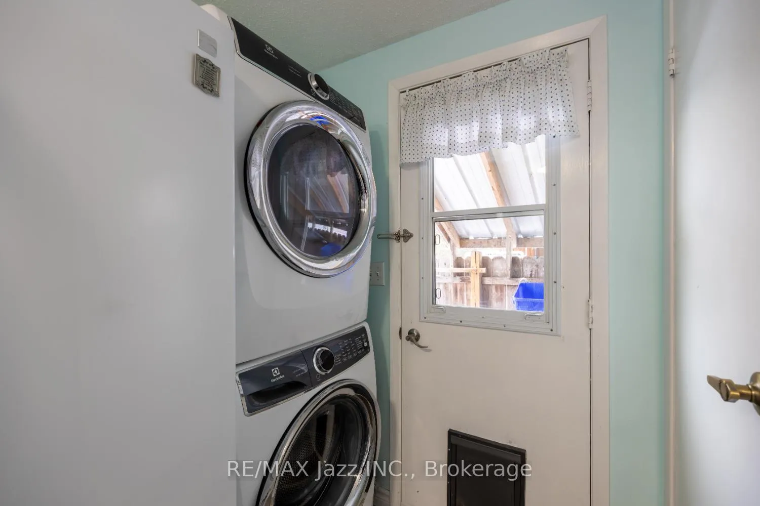 Photo 8 of 213 Wilmot Trail, Clarington, Bowmanville — HOMEH