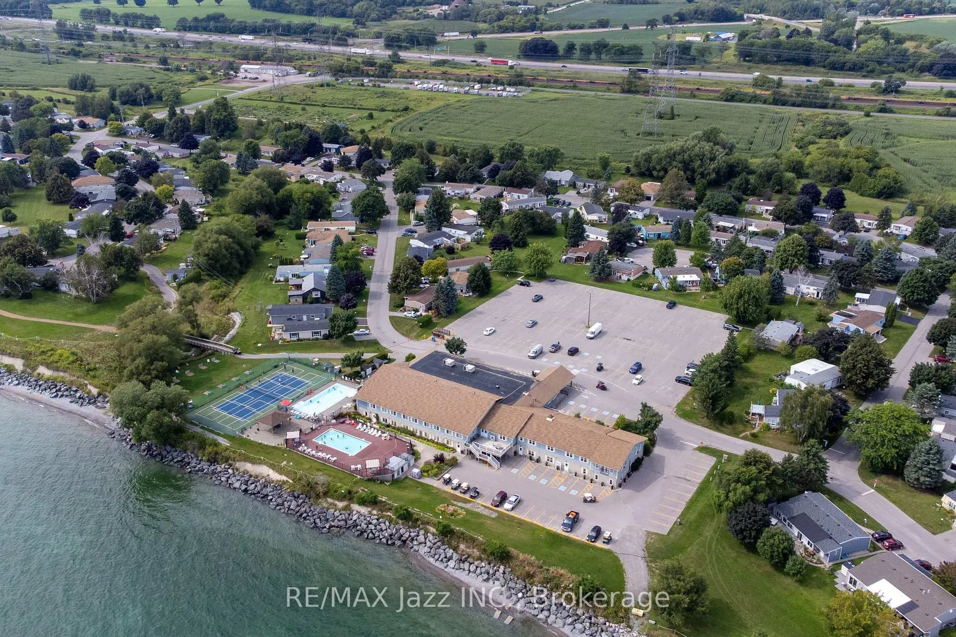 Photo 14 of 213 Wilmot Trail, Clarington, Bowmanville — HOMEH