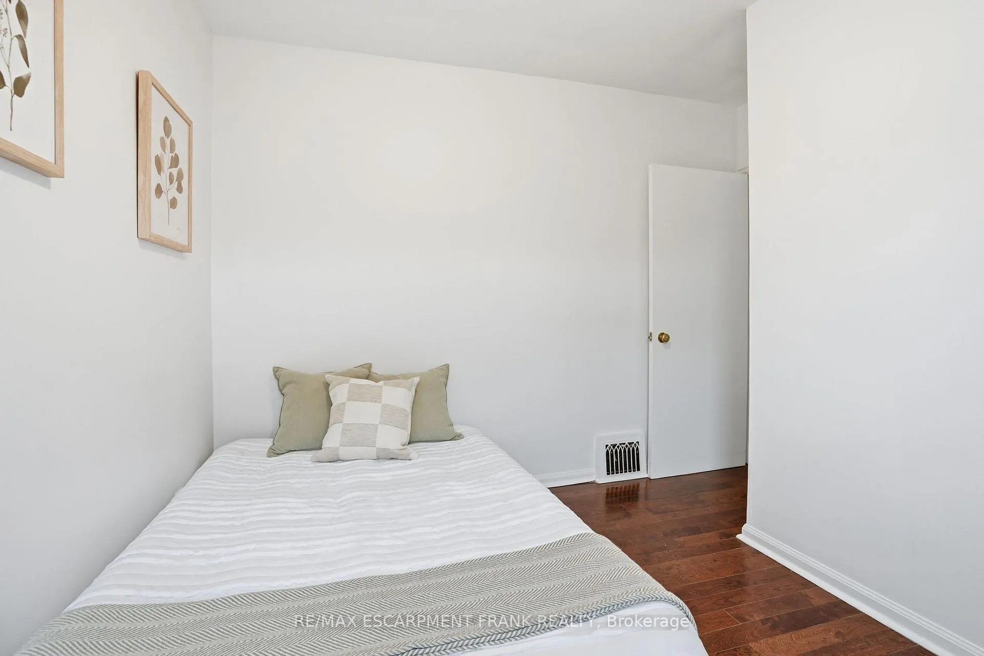 Photo 16 of 153 Parkview Drive, Hamilton, Westdale — HOMEH