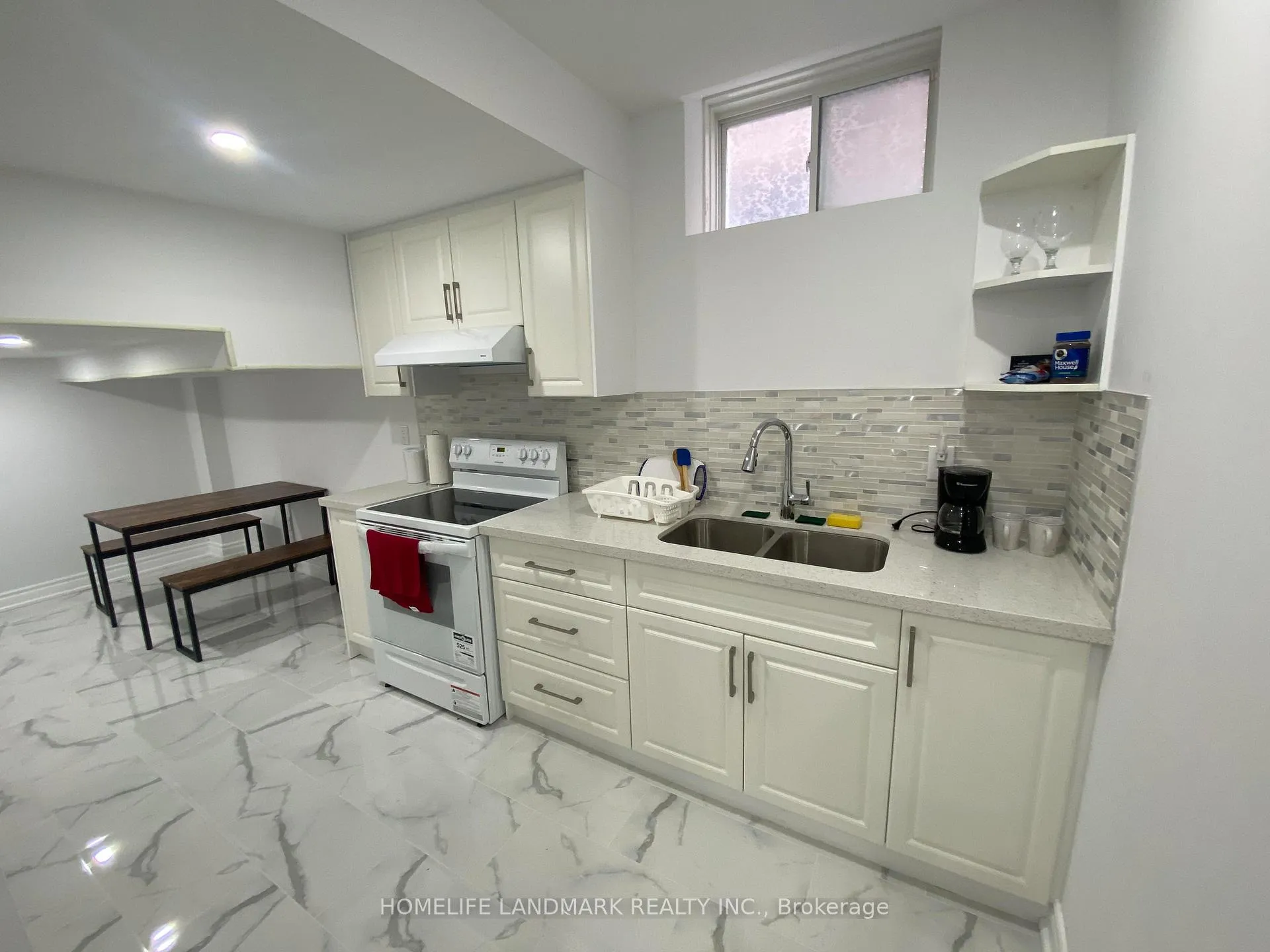 Photo 8 of Unit two bedrooms apartment, 143 Botelho Circle, Aurora, Bayview Southeast — HOMEH