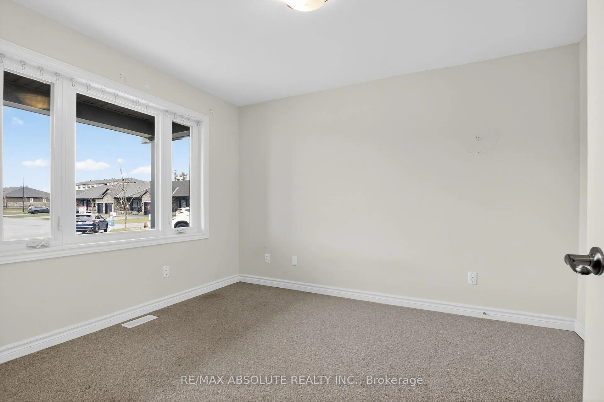 Photo 10 of 15 Seabert Drive, Arnprior, Arnprior — HOMEH