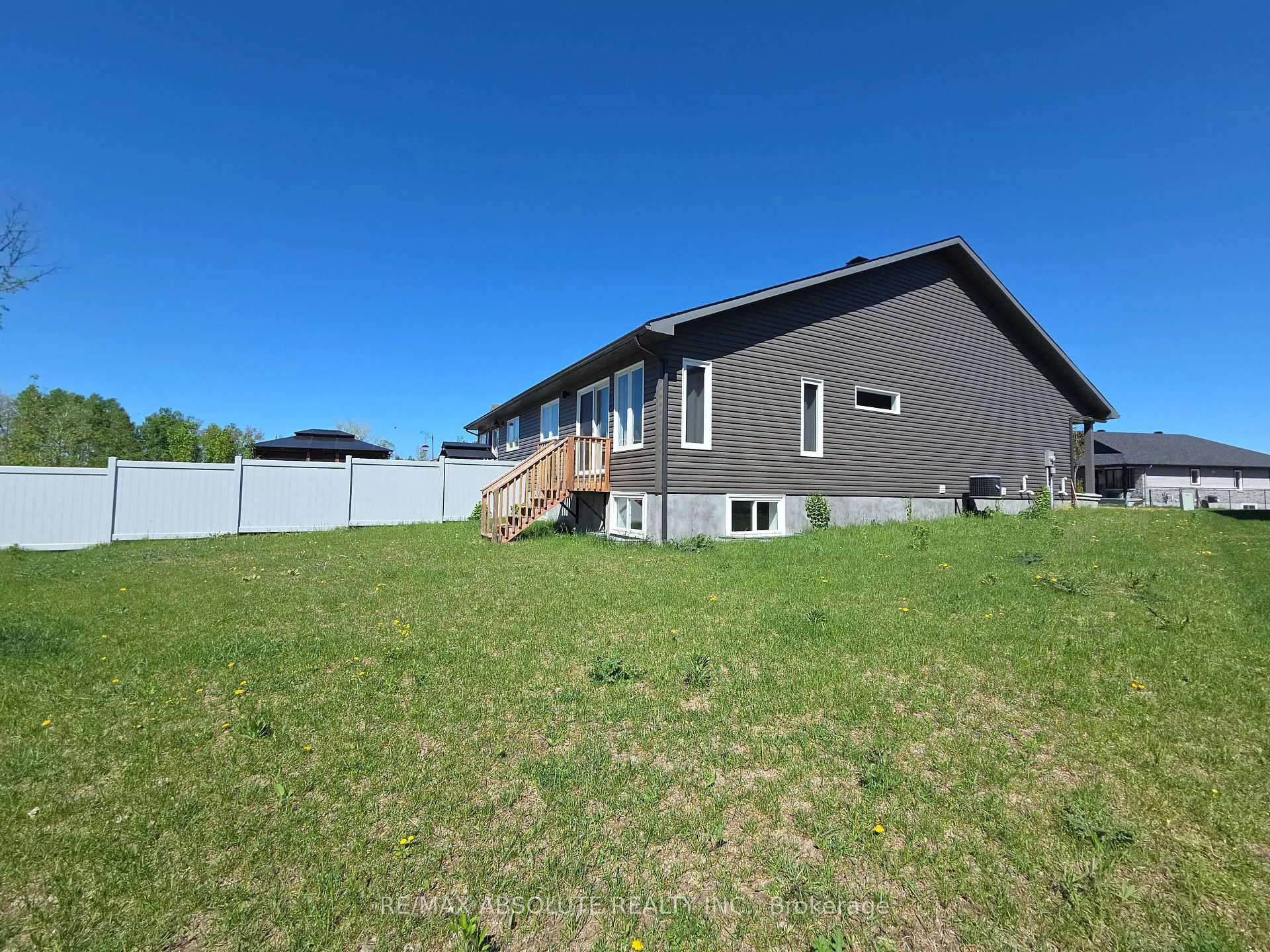 Photo 16 of 15 Seabert Drive, Arnprior, Arnprior — HOMEH