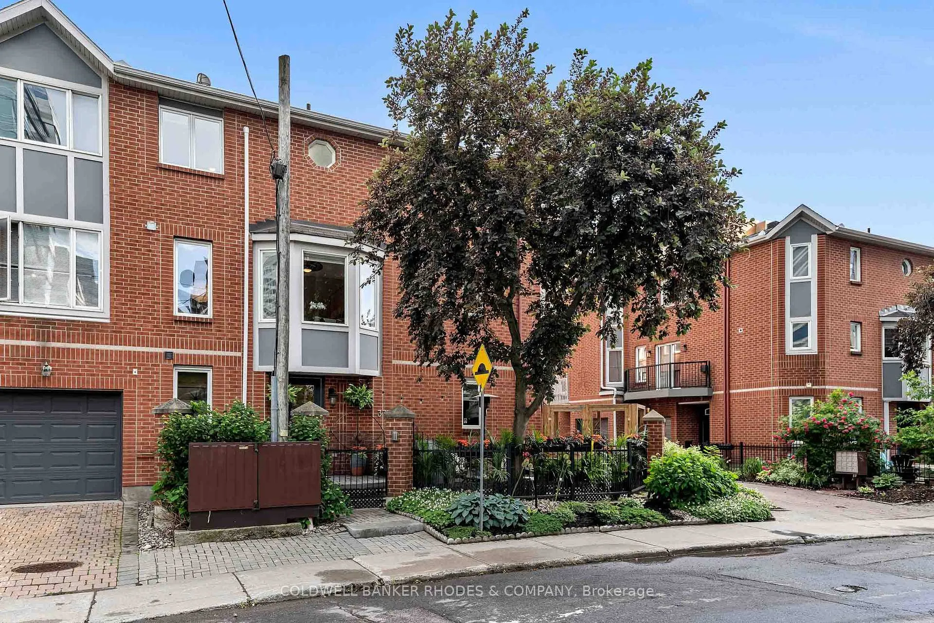 Front of 372 Lisgar Street