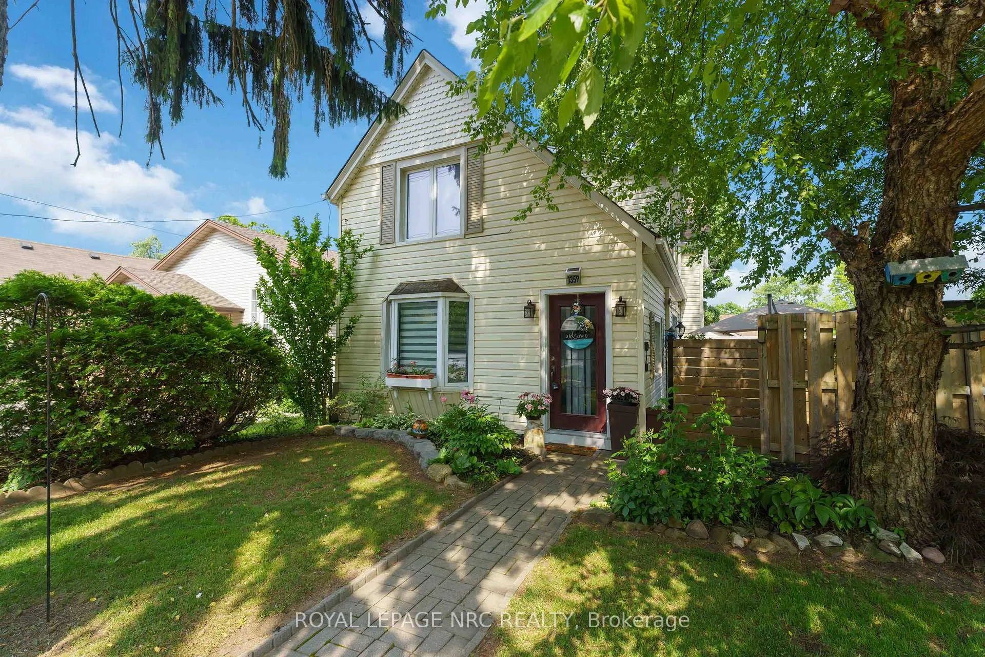 Front of 1359 Pelham Street S