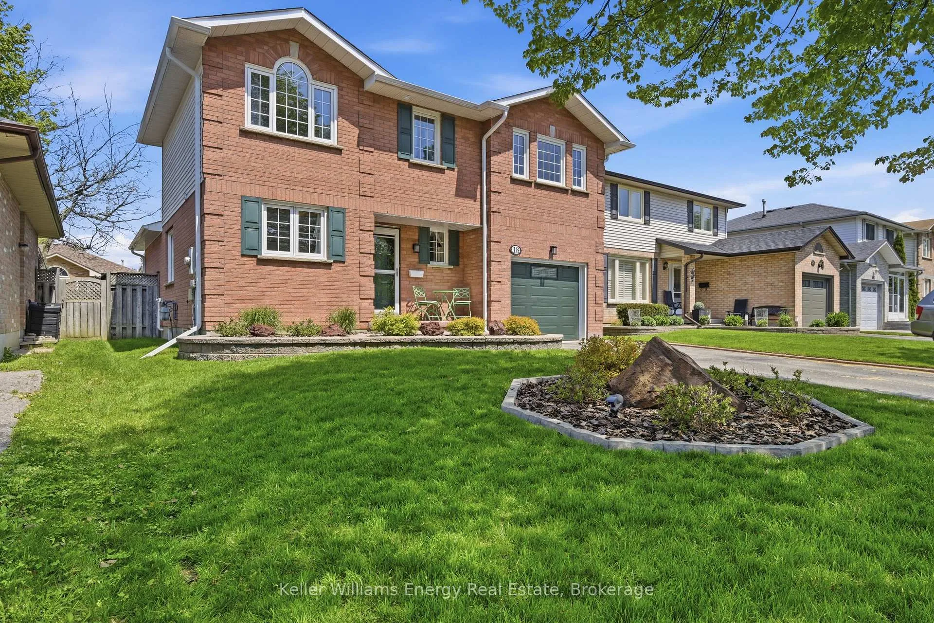 Photo 2 of 18 Arran Court, Clarington, Courtice — HOMEH