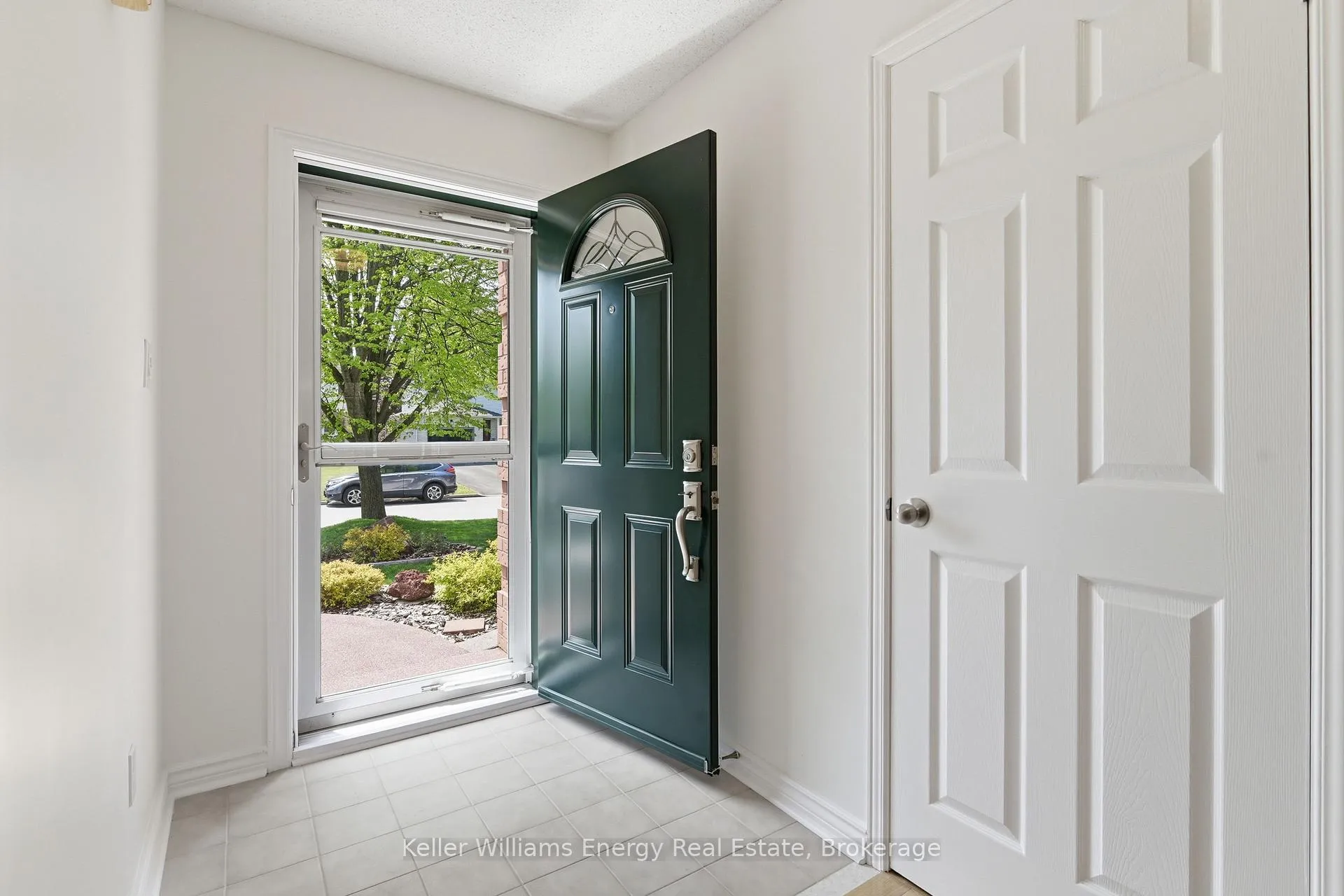 Photo 3 of 18 Arran Court, Clarington, Courtice — HOMEH