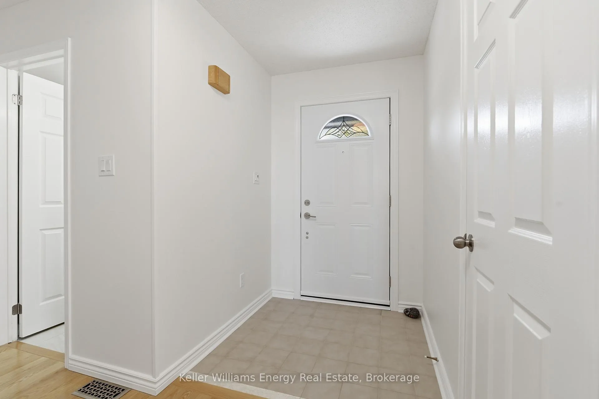 Photo 4 of 18 Arran Court, Clarington, Courtice — HOMEH
