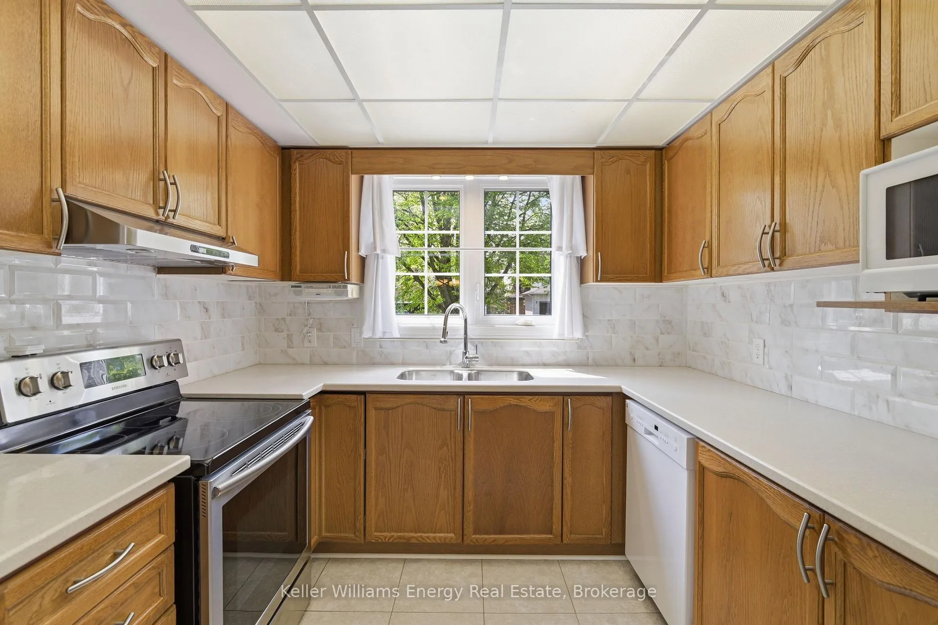 Photo 5 of 18 Arran Court, Clarington, Courtice — HOMEH
