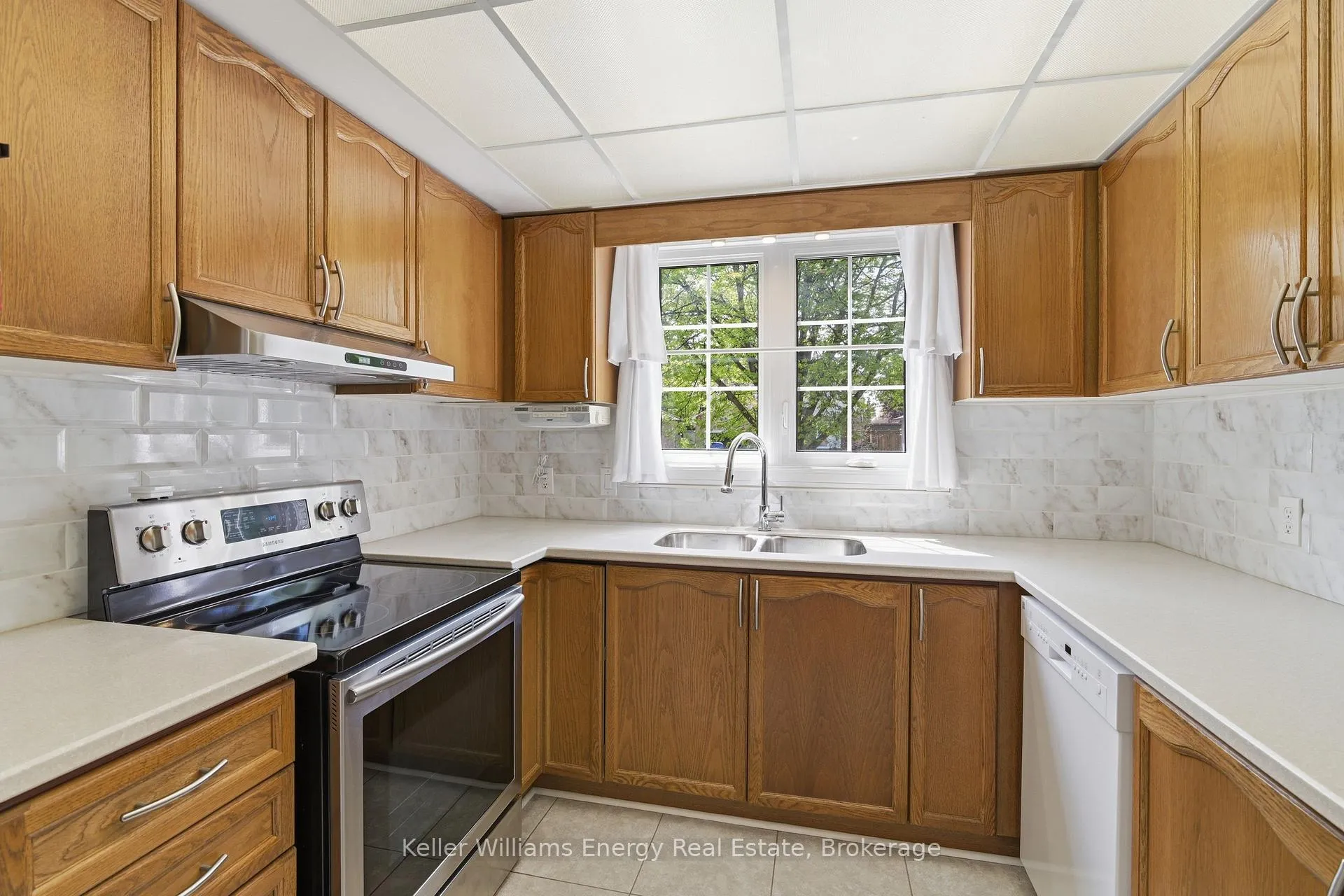 Photo 6 of 18 Arran Court, Clarington, Courtice — HOMEH