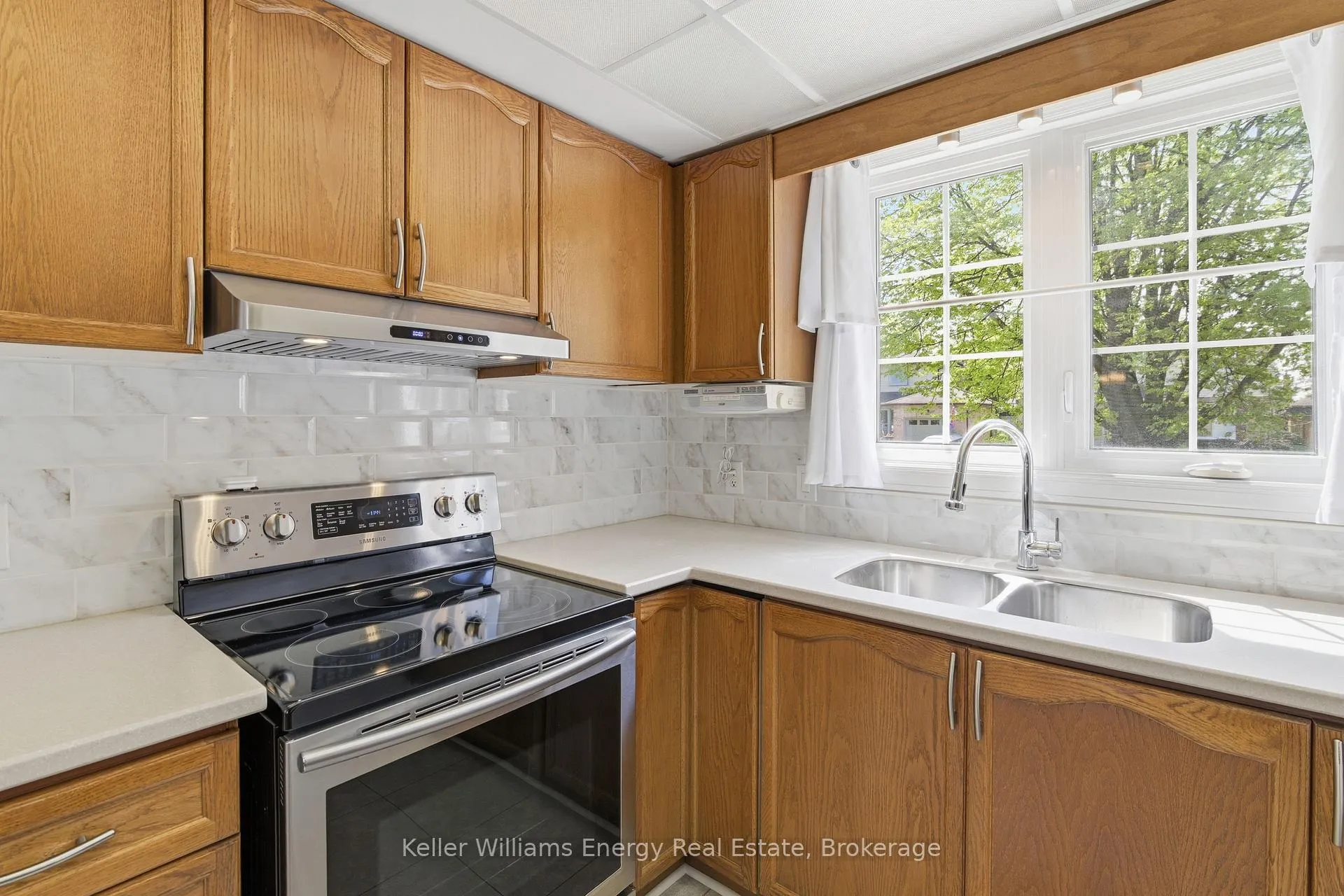 Photo 8 of 18 Arran Court, Clarington, Courtice — HOMEH