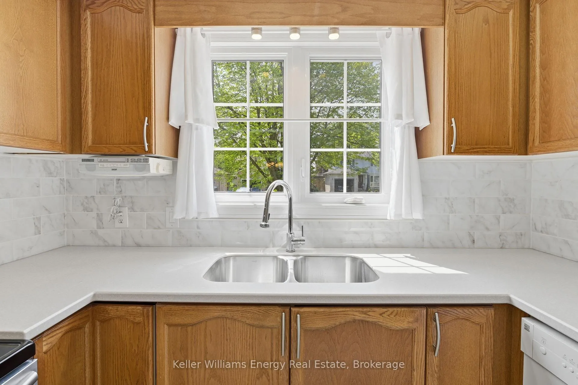 Photo 9 of 18 Arran Court, Clarington, Courtice — HOMEH