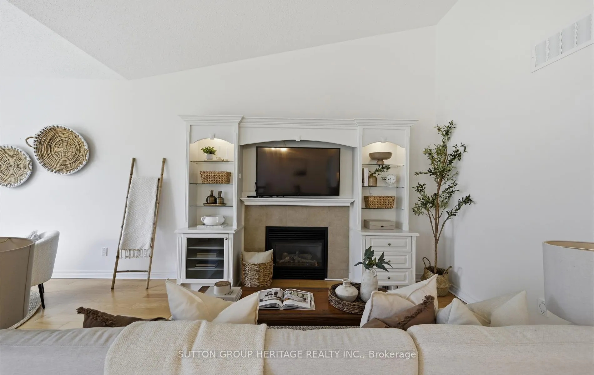 Photo 6 of 14 Heatherlea Drive, Clarington, Bowmanville — HOMEH