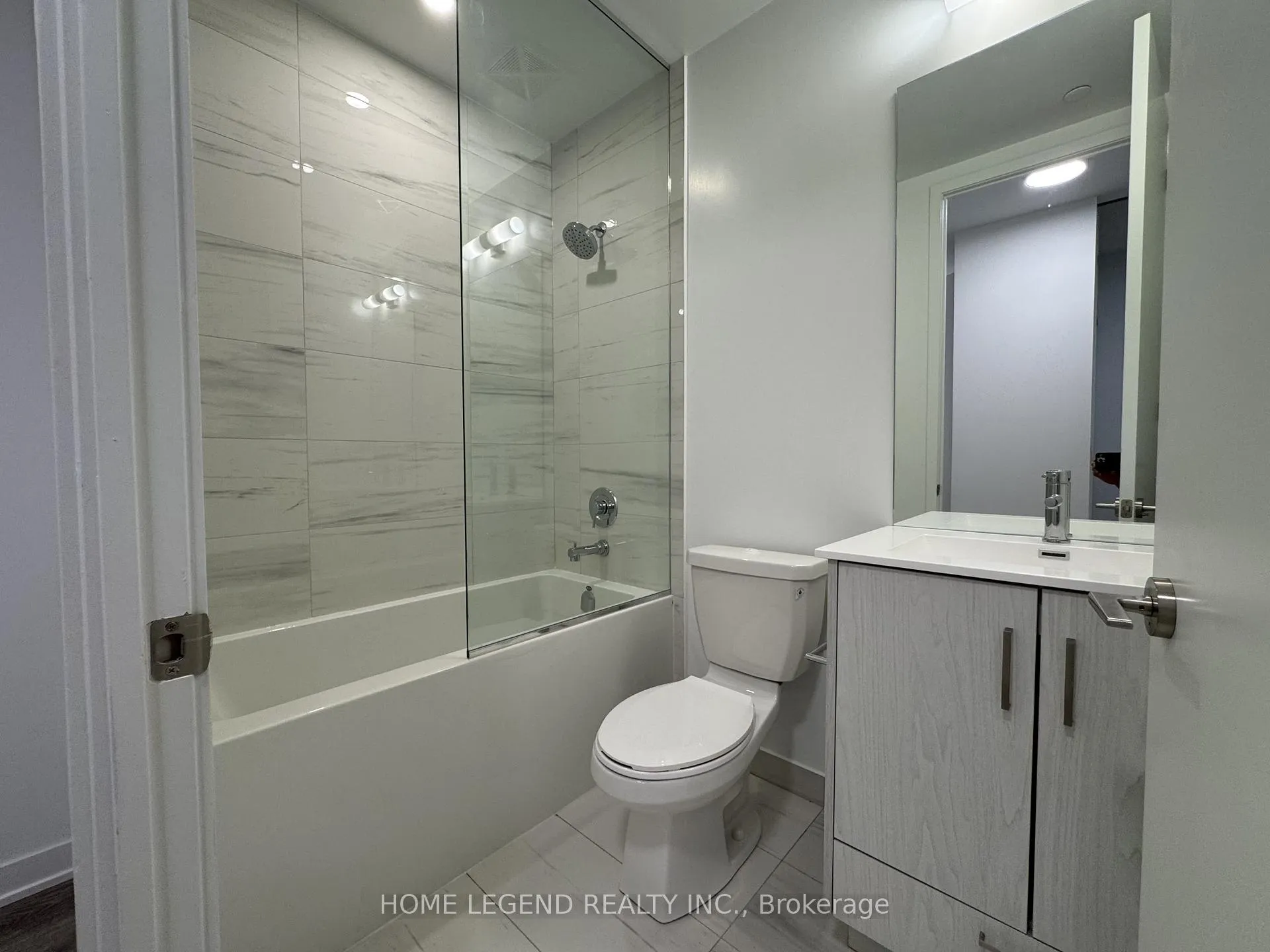 Photo 4 of Unit 503, 180 Front Street E, Toronto, Moss Park — HOMEH