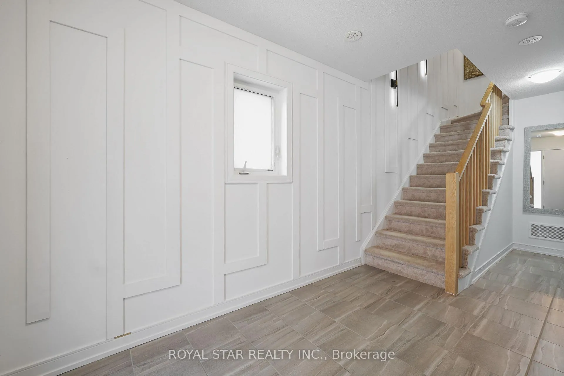 Photo 3 of 13 Red Maple Lane, Barrie, Innis-Shore — HOMEH