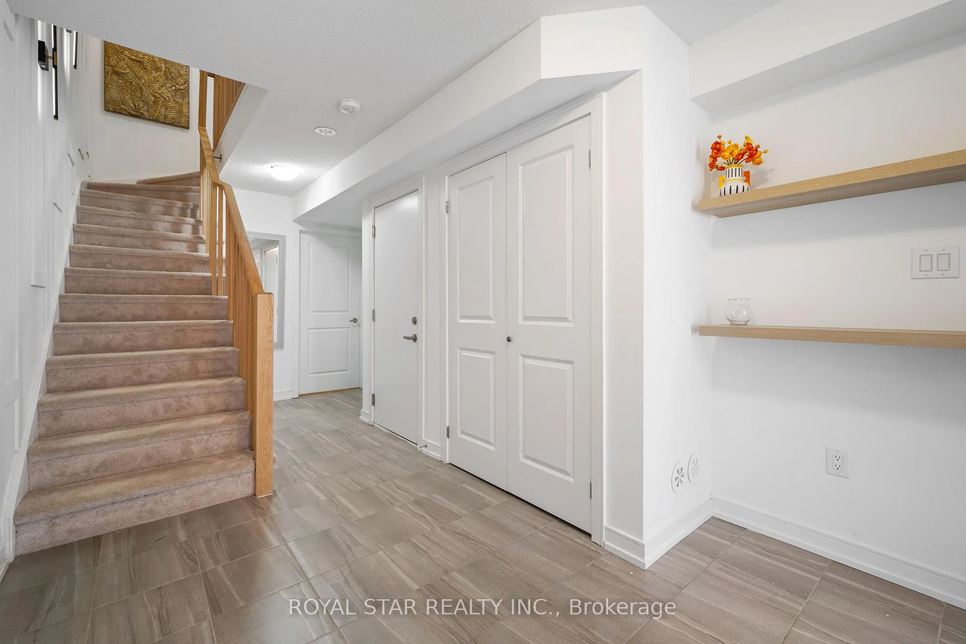 Photo 4 of 13 Red Maple Lane, Barrie, Innis-Shore — HOMEH