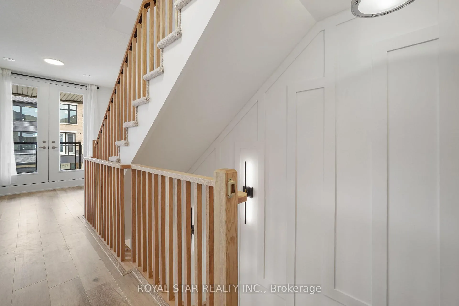 Photo 5 of 13 Red Maple Lane, Barrie, Innis-Shore — HOMEH