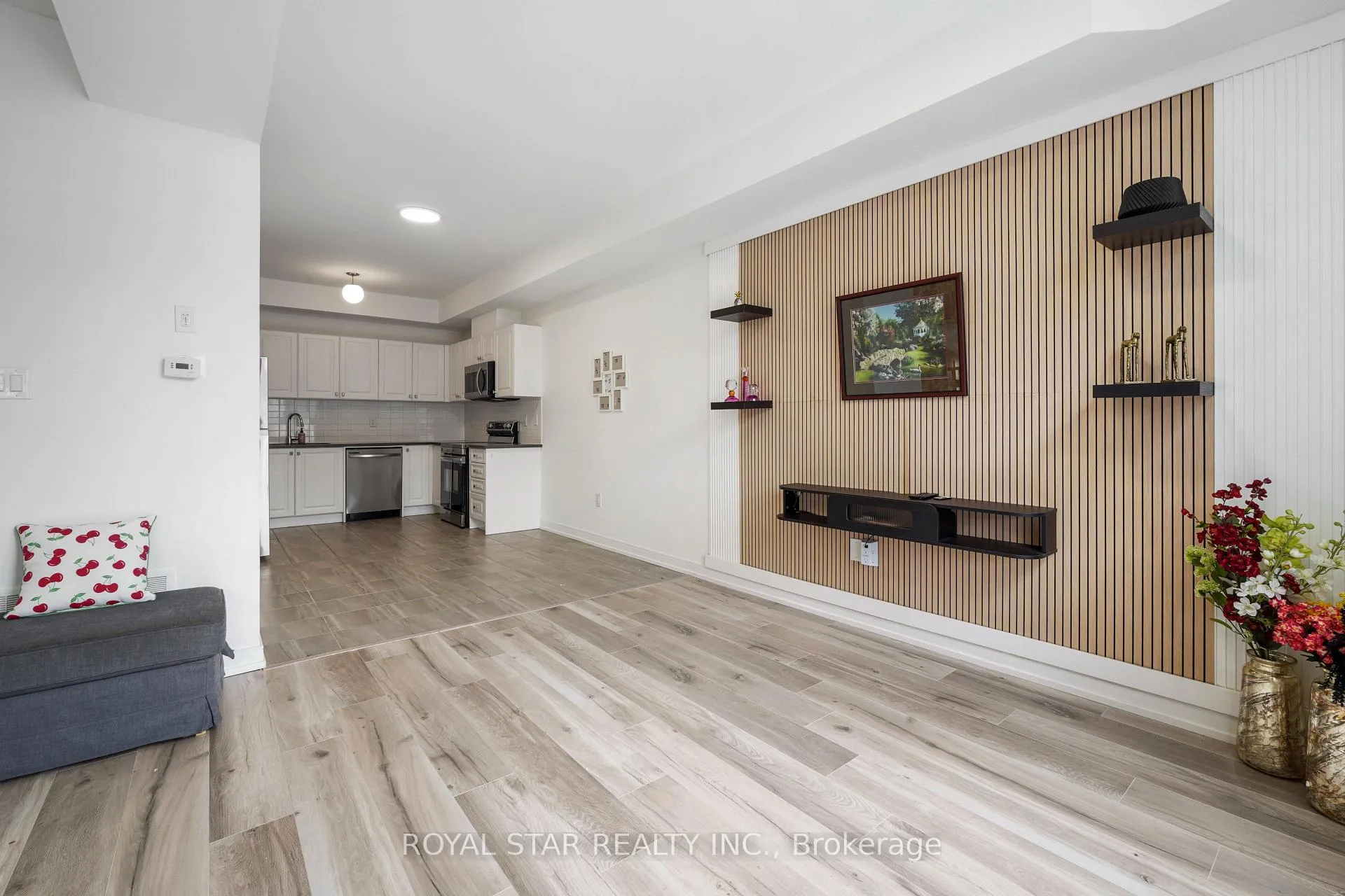 Photo 10 of 13 Red Maple Lane, Barrie, Innis-Shore — HOMEH