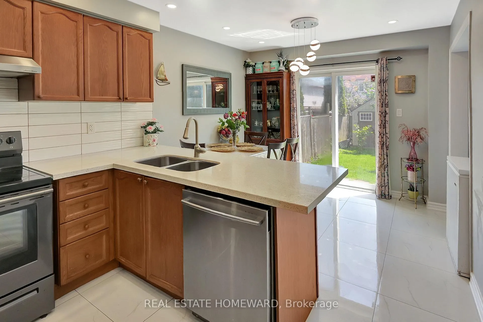 Photo 8 of 166 Hutton Place, Clarington, Bowmanville — HOMEH