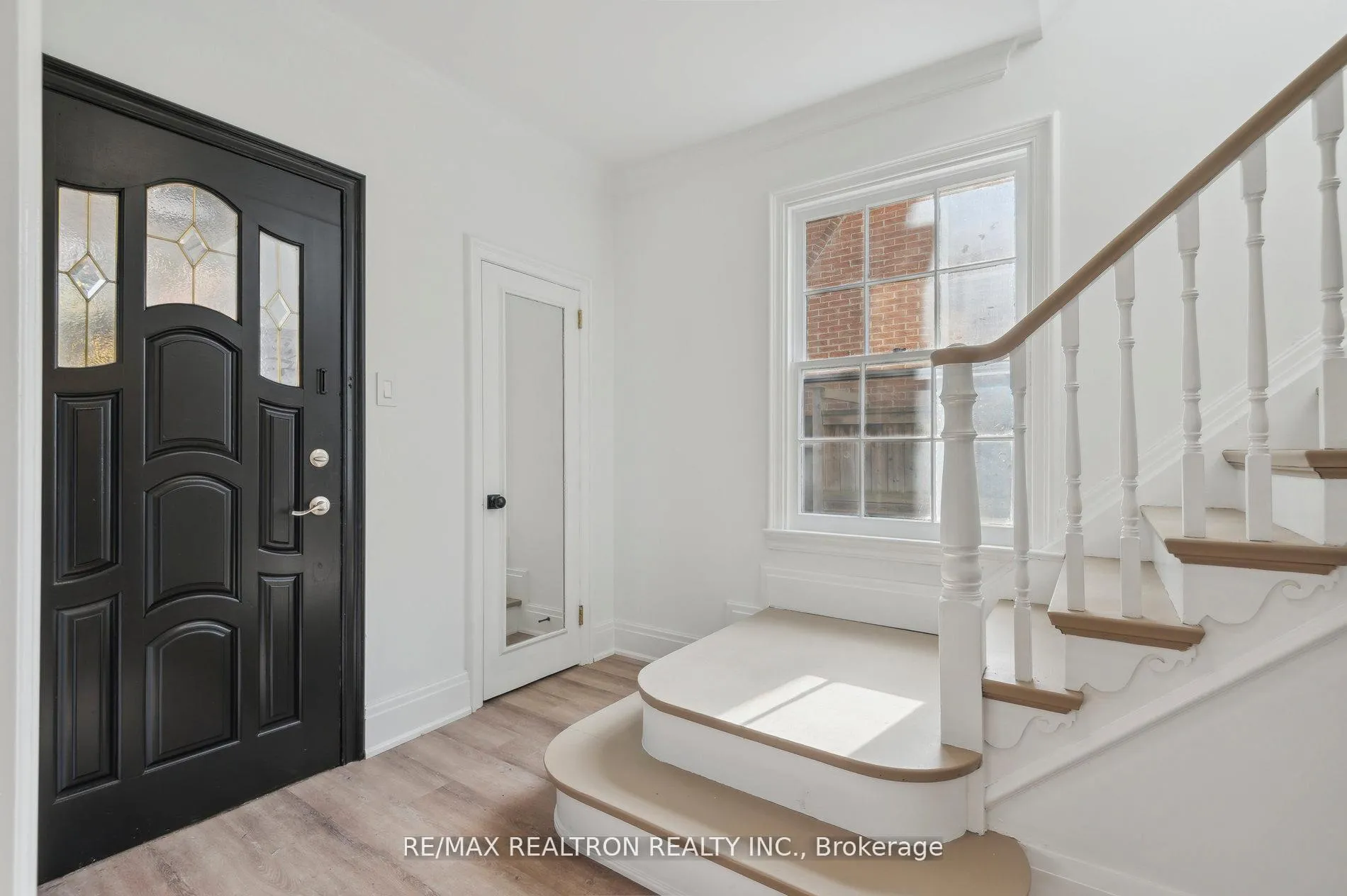 Photo 3 of 6 Woodvale Crescent, Toronto, East York — HOMEH
