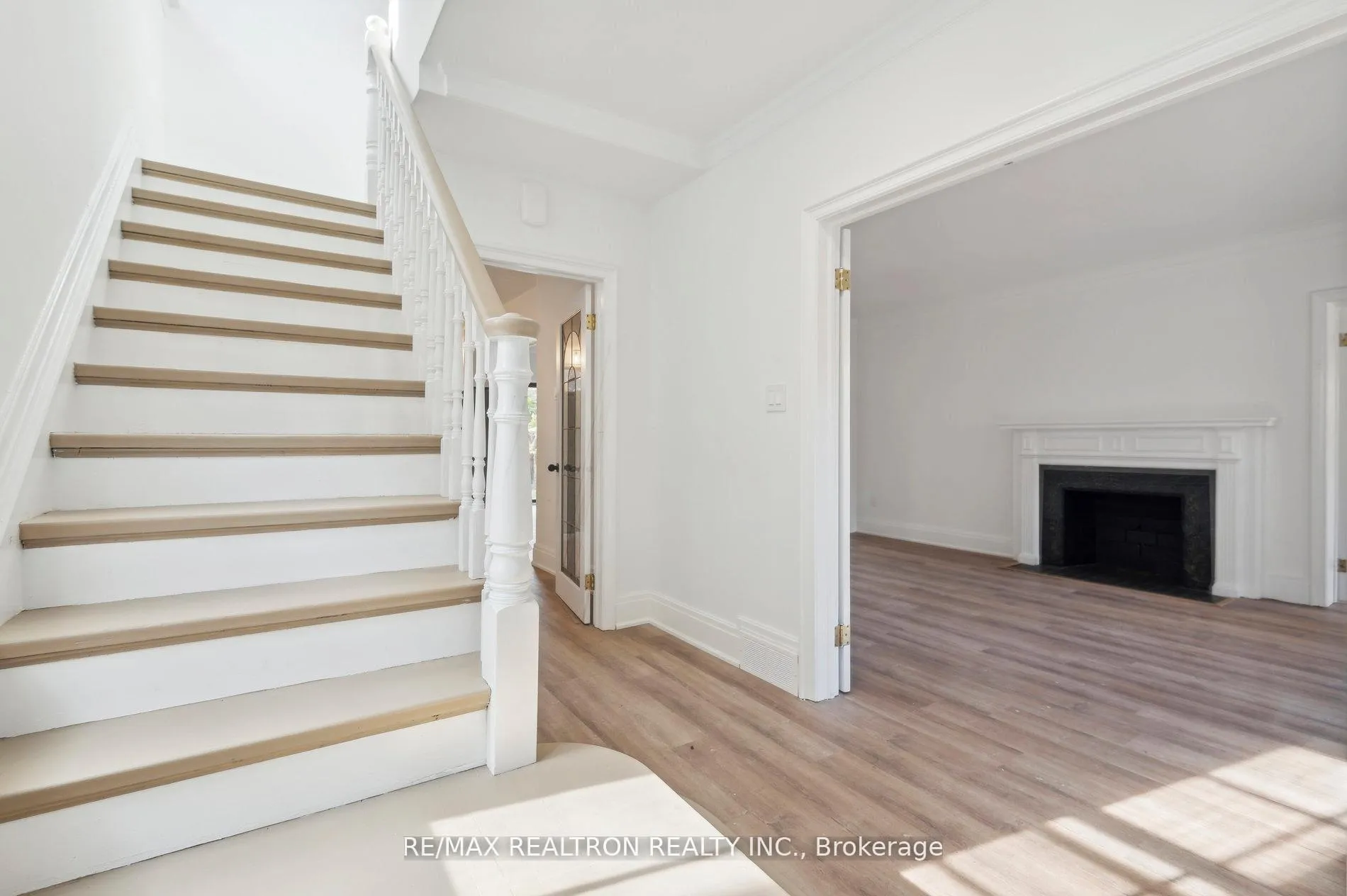 Photo 4 of 6 Woodvale Crescent, Toronto, East York — HOMEH