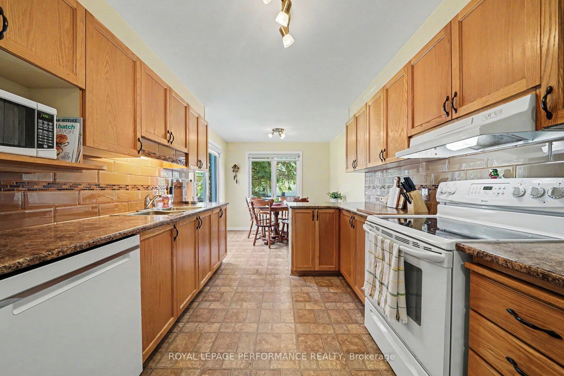 Photo 9 of 6145 Oak Meadows Drive, Ottawa, Chapel Hill — HOMEH