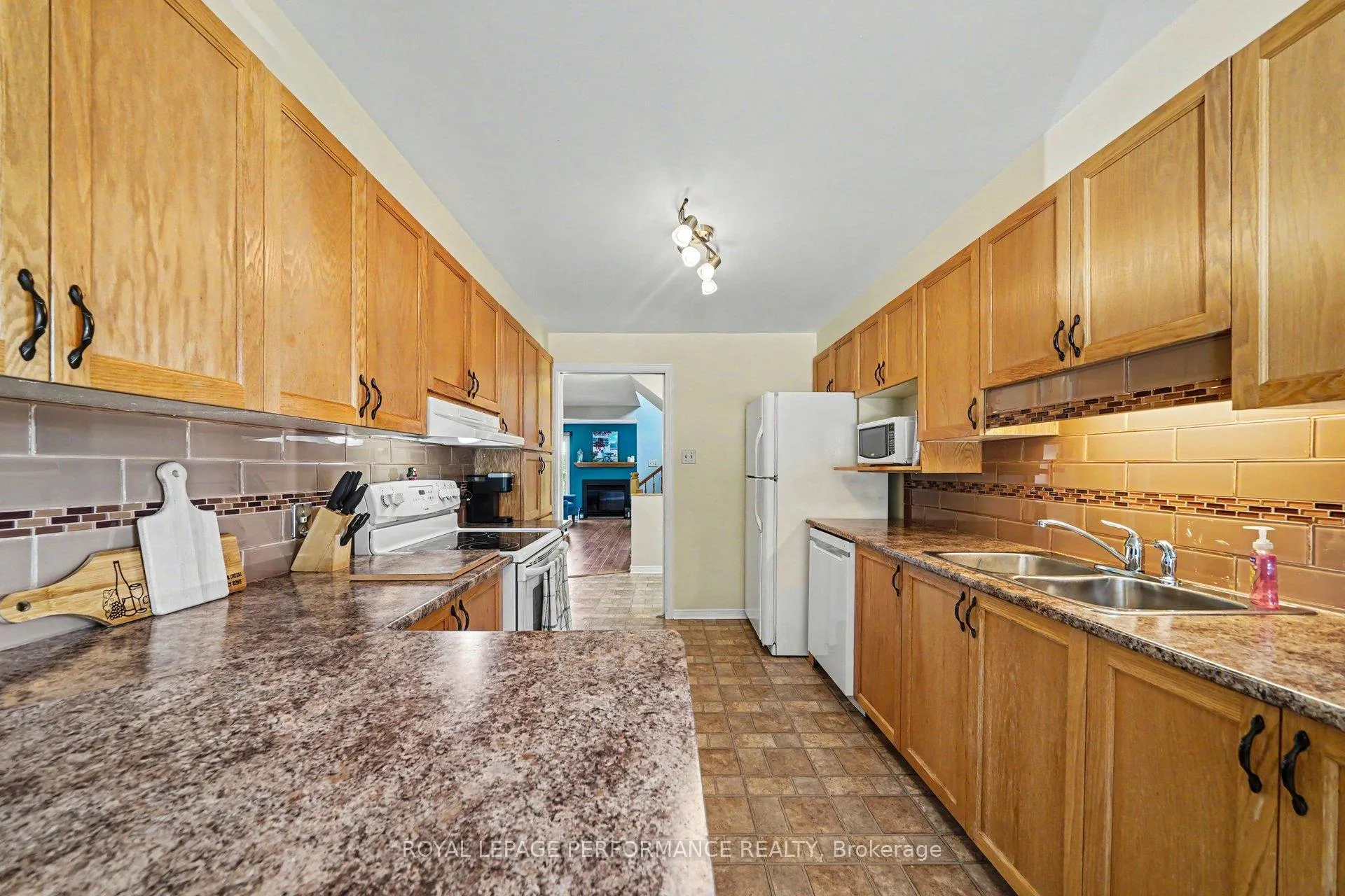 Photo 10 of 6145 Oak Meadows Drive, Ottawa, Chapel Hill — HOMEH