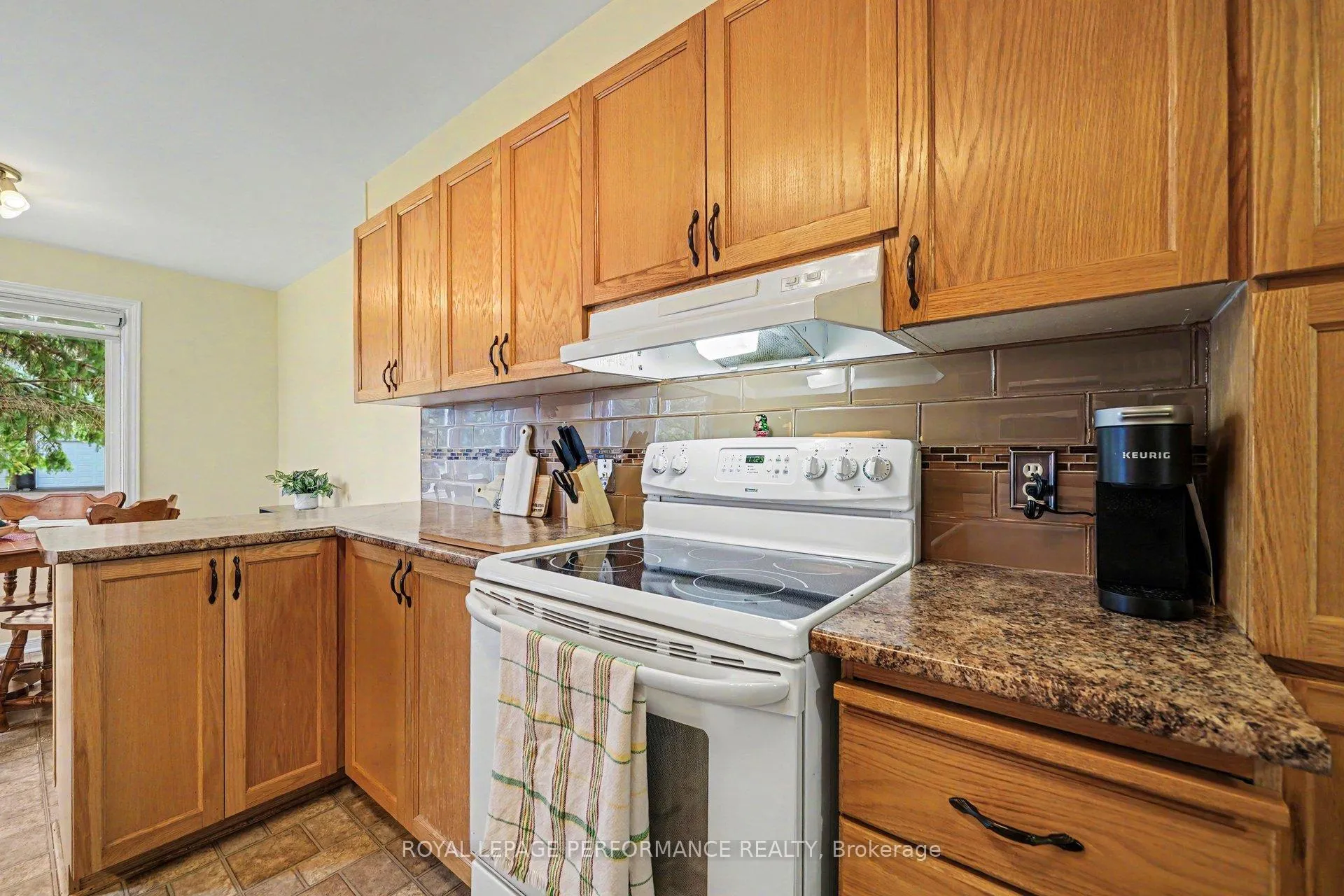 Photo 12 of 6145 Oak Meadows Drive, Ottawa, Chapel Hill — HOMEH
