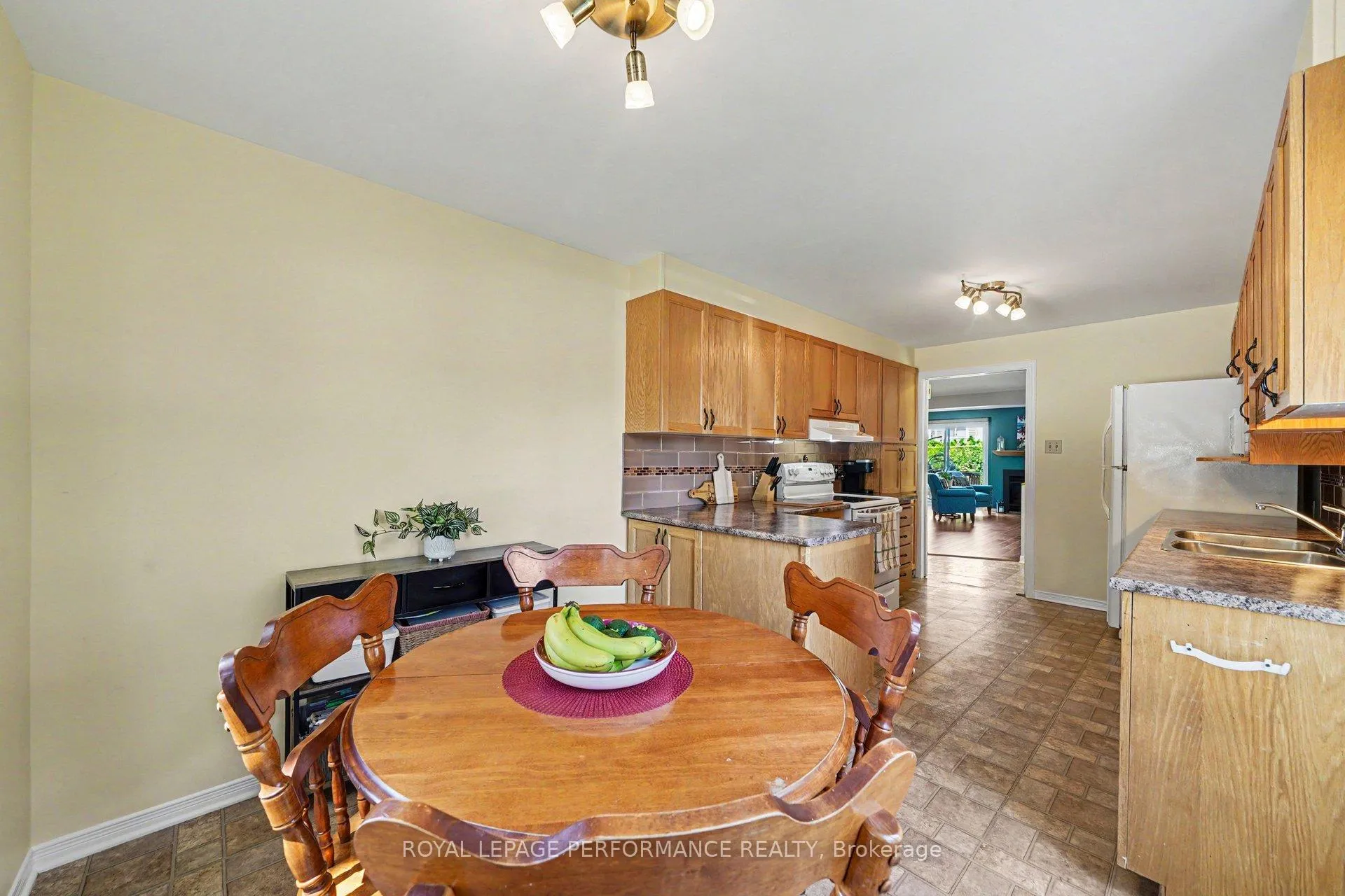 Photo 13 of 6145 Oak Meadows Drive, Ottawa, Chapel Hill — HOMEH