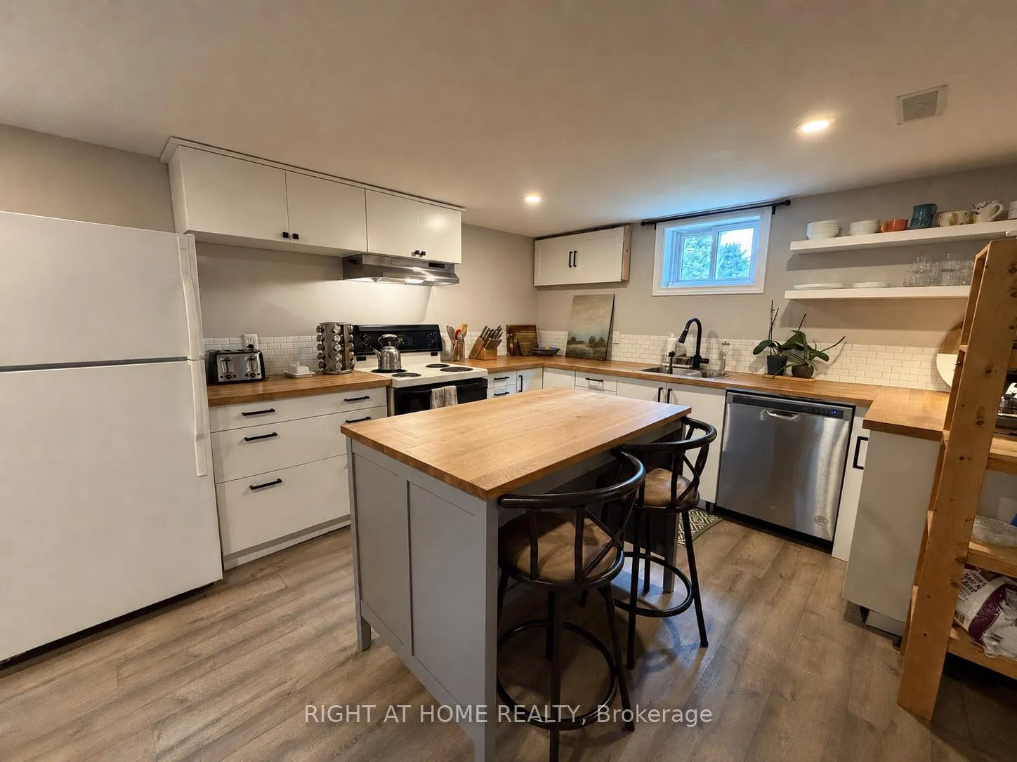 Photo 3 of Unit BSMT, 48 Langstone Crescent, Halton Hills, Georgetown — HOMEH