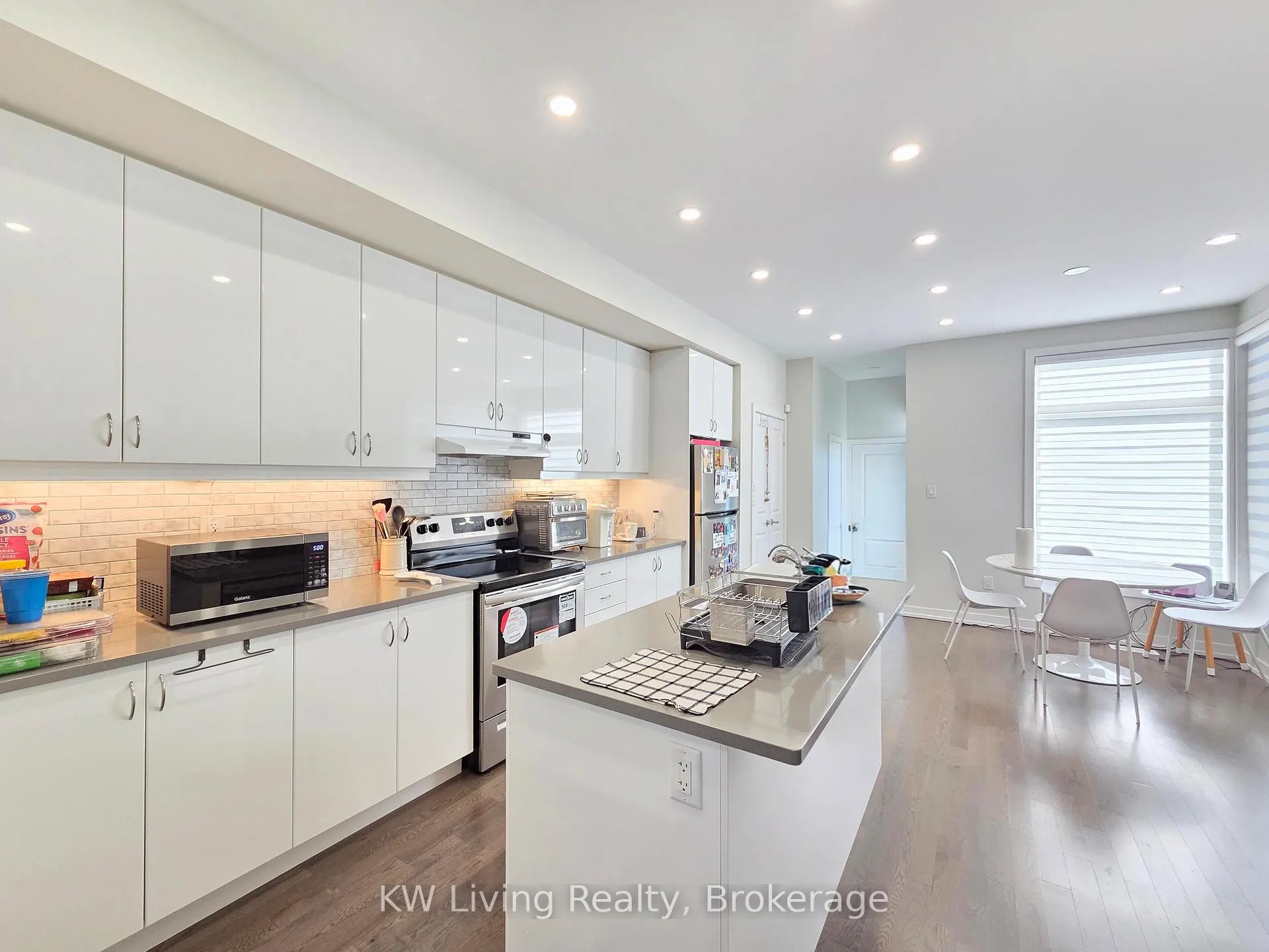 Photo 3 of 2172 Donald Cousens Parkway, Markham, Cornell — HOMEH