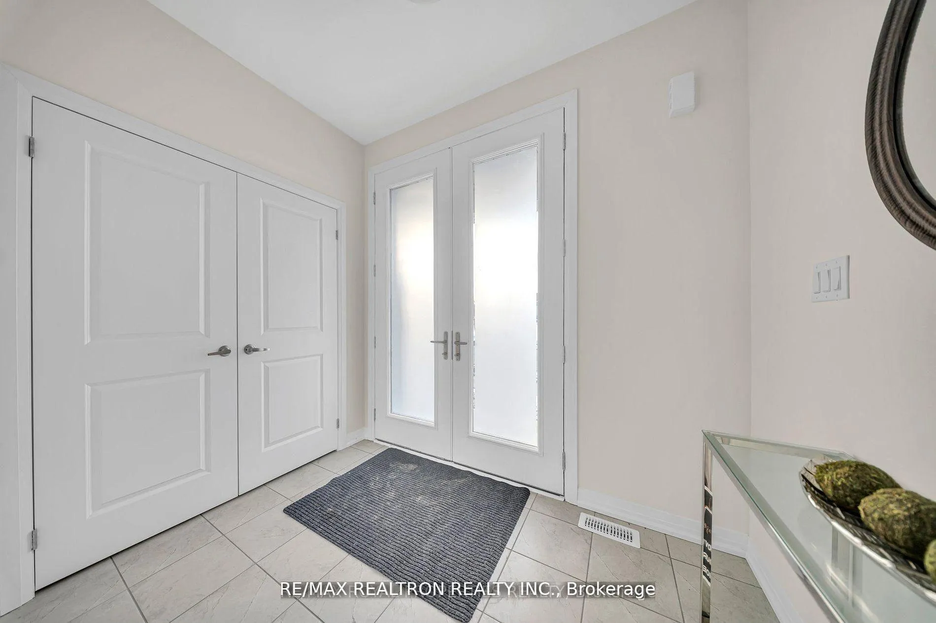 Photo 3 of 1053 Zircon Manor, Pickering, Rural Pickering — HOMEH