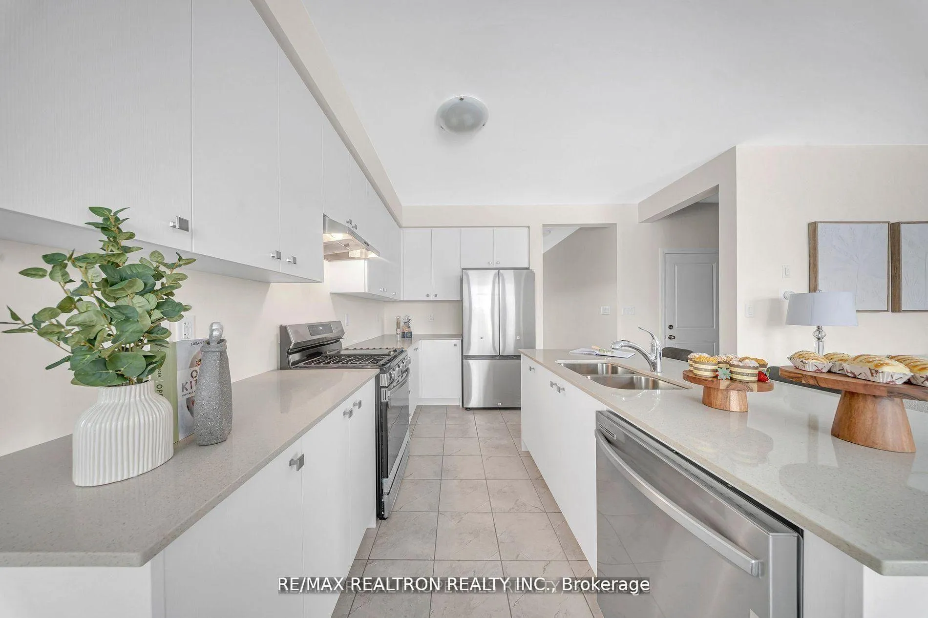 Photo 9 of 1053 Zircon Manor, Pickering, Rural Pickering — HOMEH