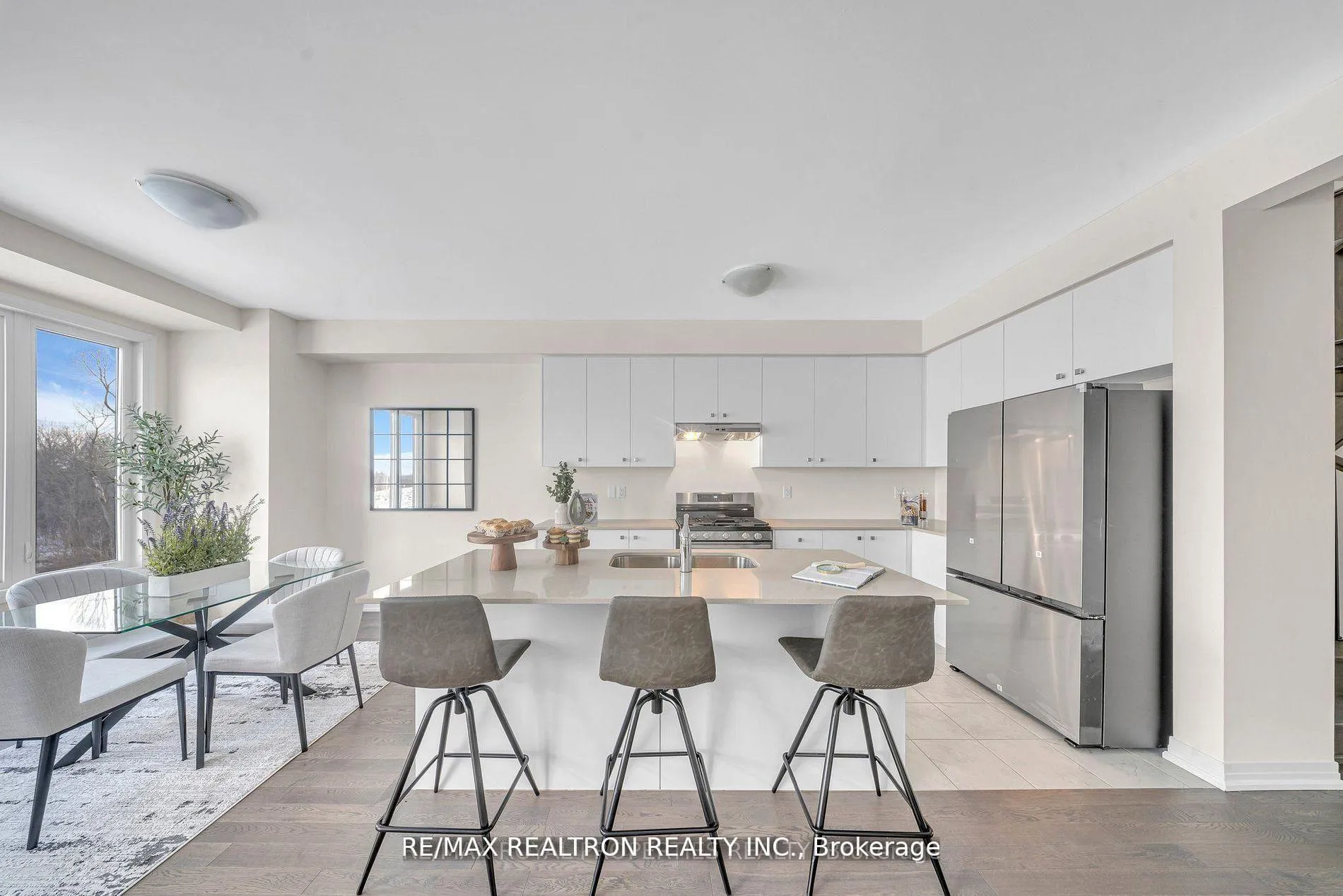 Photo 10 of 1053 Zircon Manor, Pickering, Rural Pickering — HOMEH