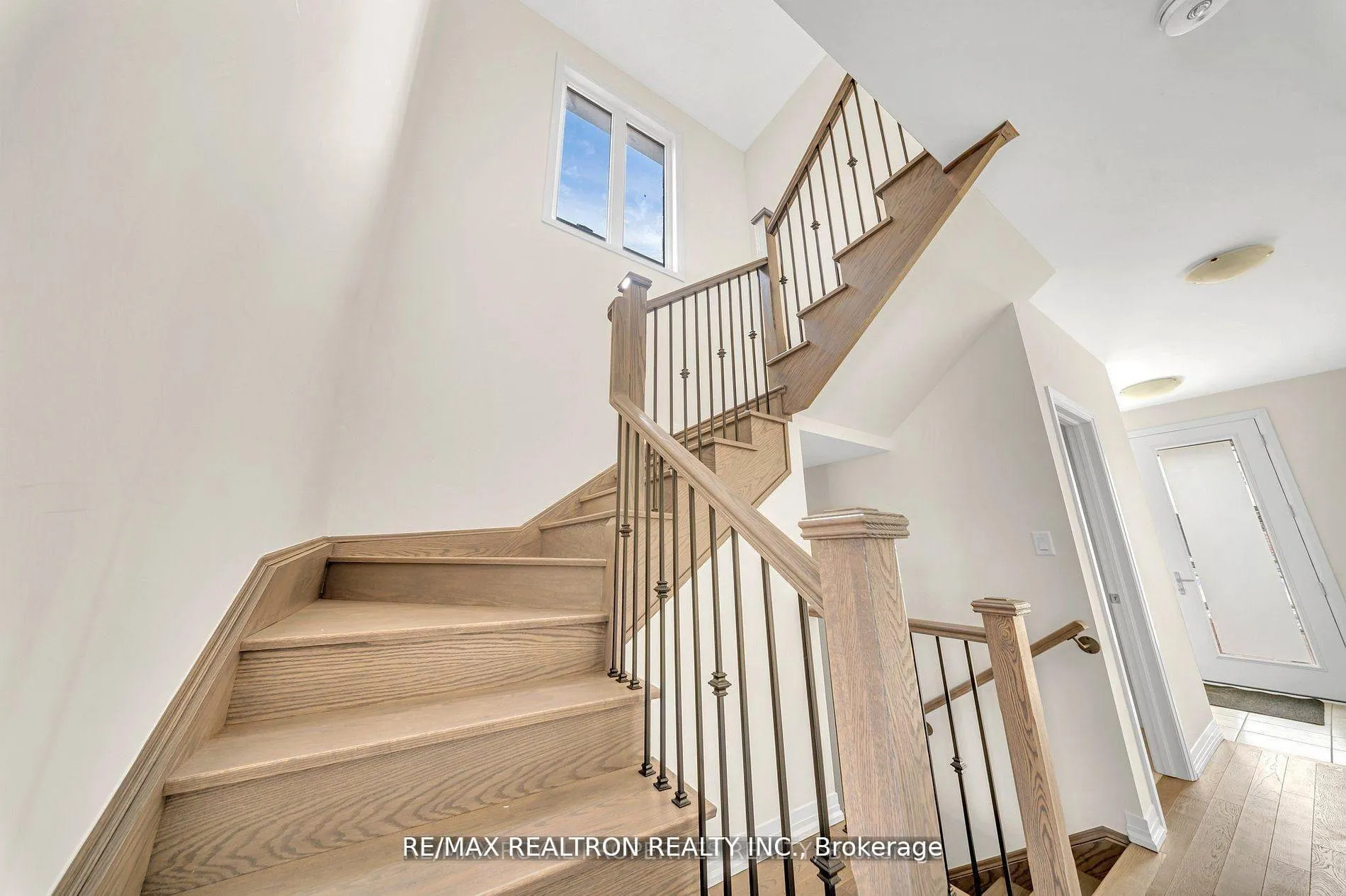 Photo 19 of 1053 Zircon Manor, Pickering, Rural Pickering — HOMEH