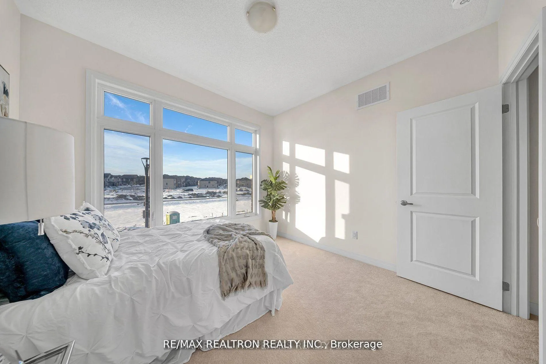 Photo 23 of 1053 Zircon Manor, Pickering, Rural Pickering — HOMEH