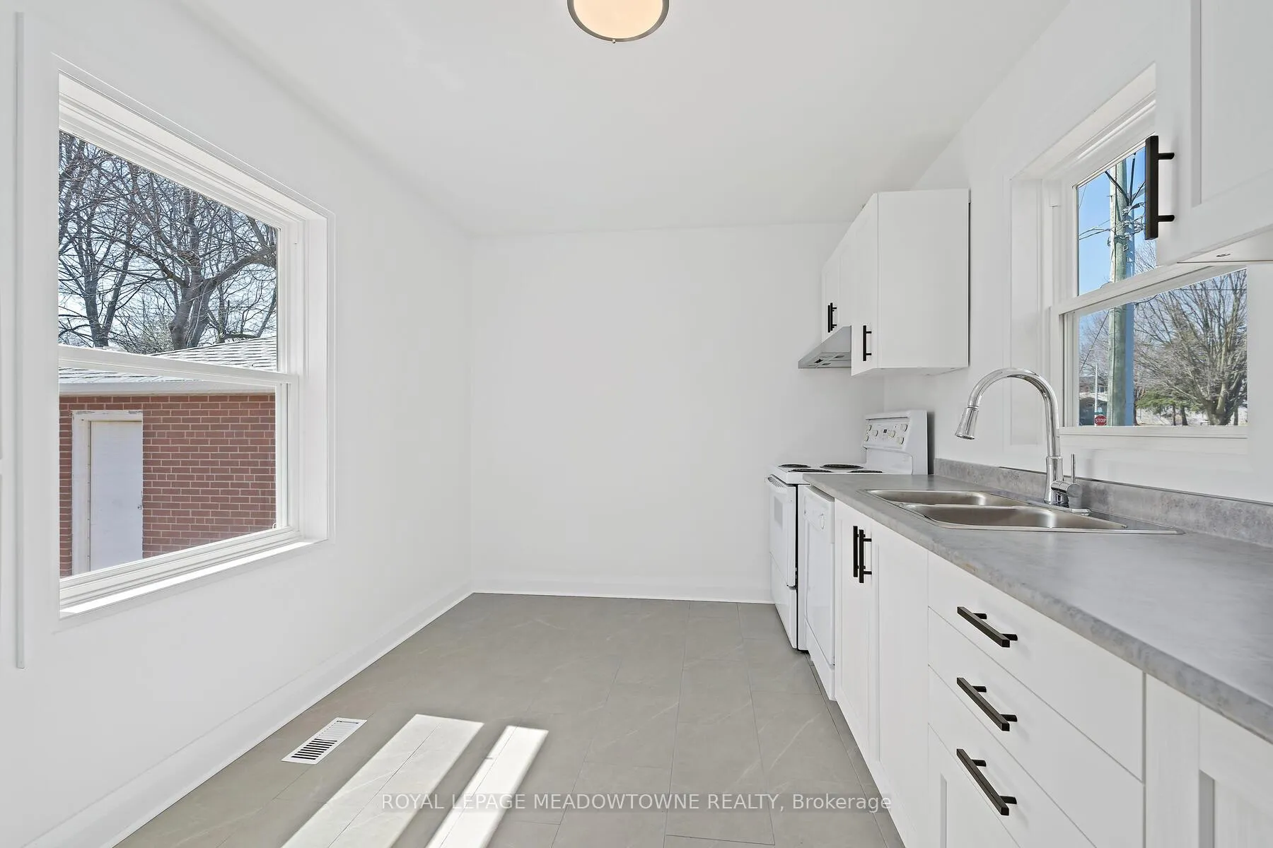 Photo 11 of 3 Bard Lane, Halton Hills, Georgetown — HOMEH