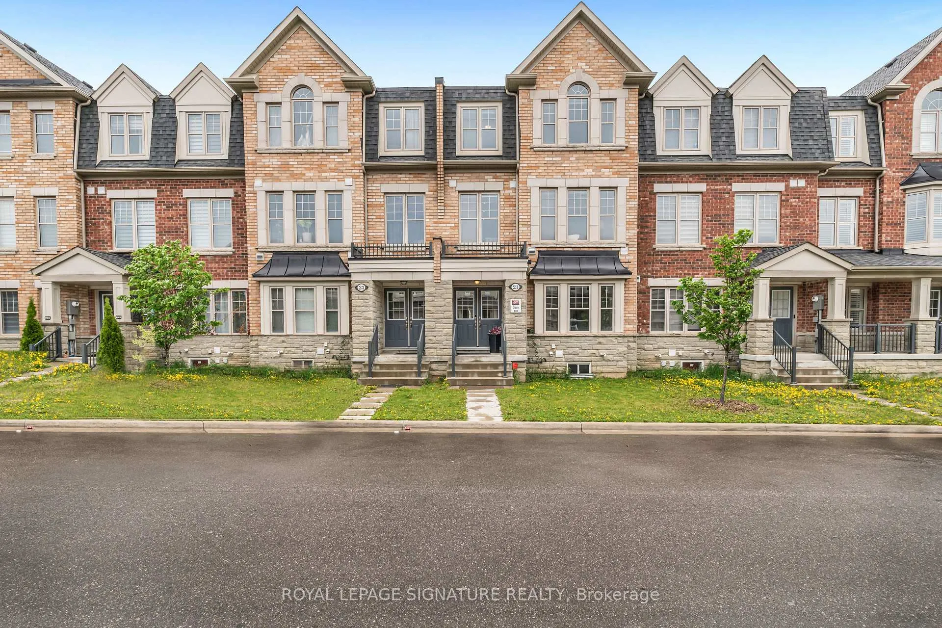 Front of 21 Fresnel Road S