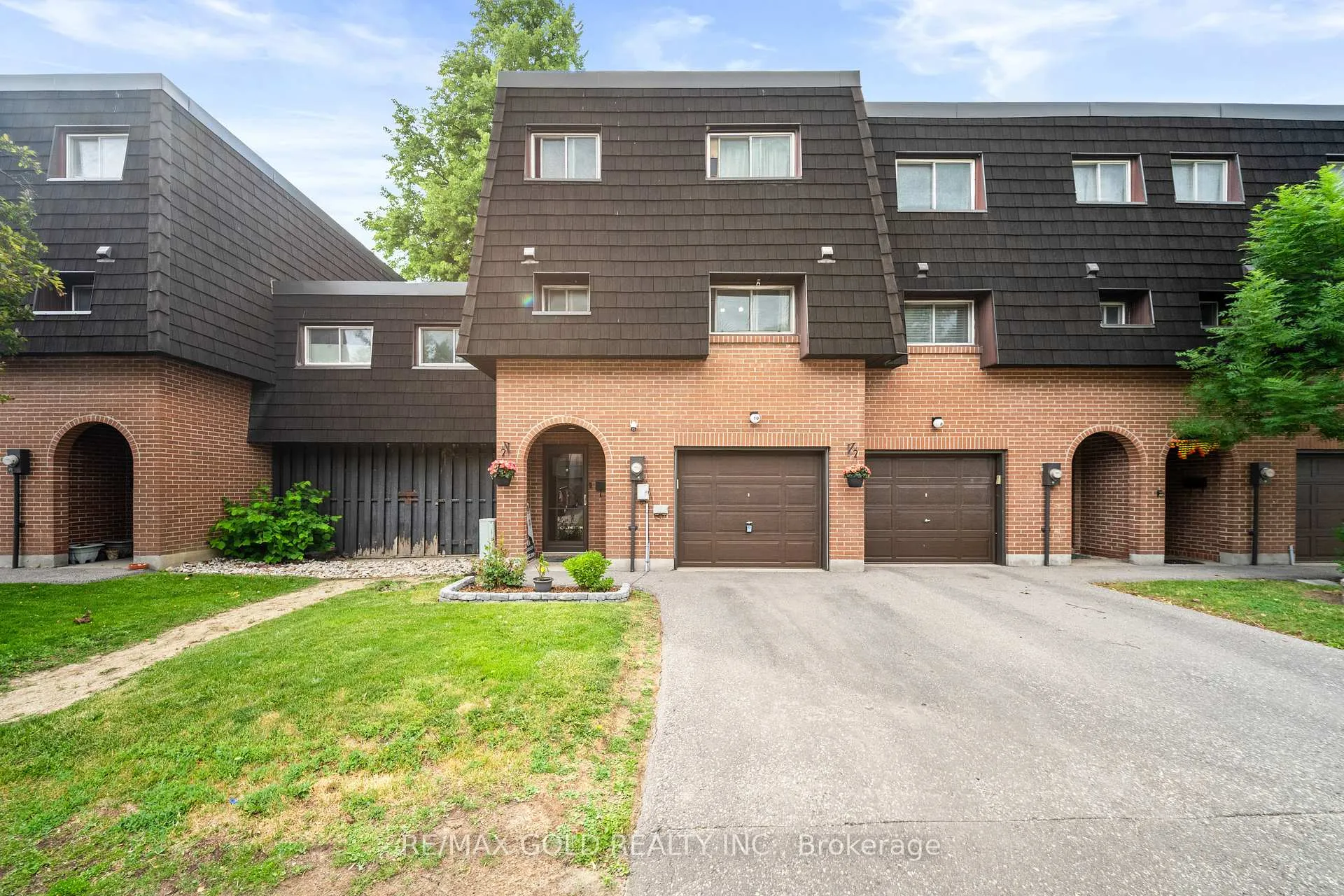 Photo 2 of 10 Darras Court, Brampton, Southgate — HOMEH