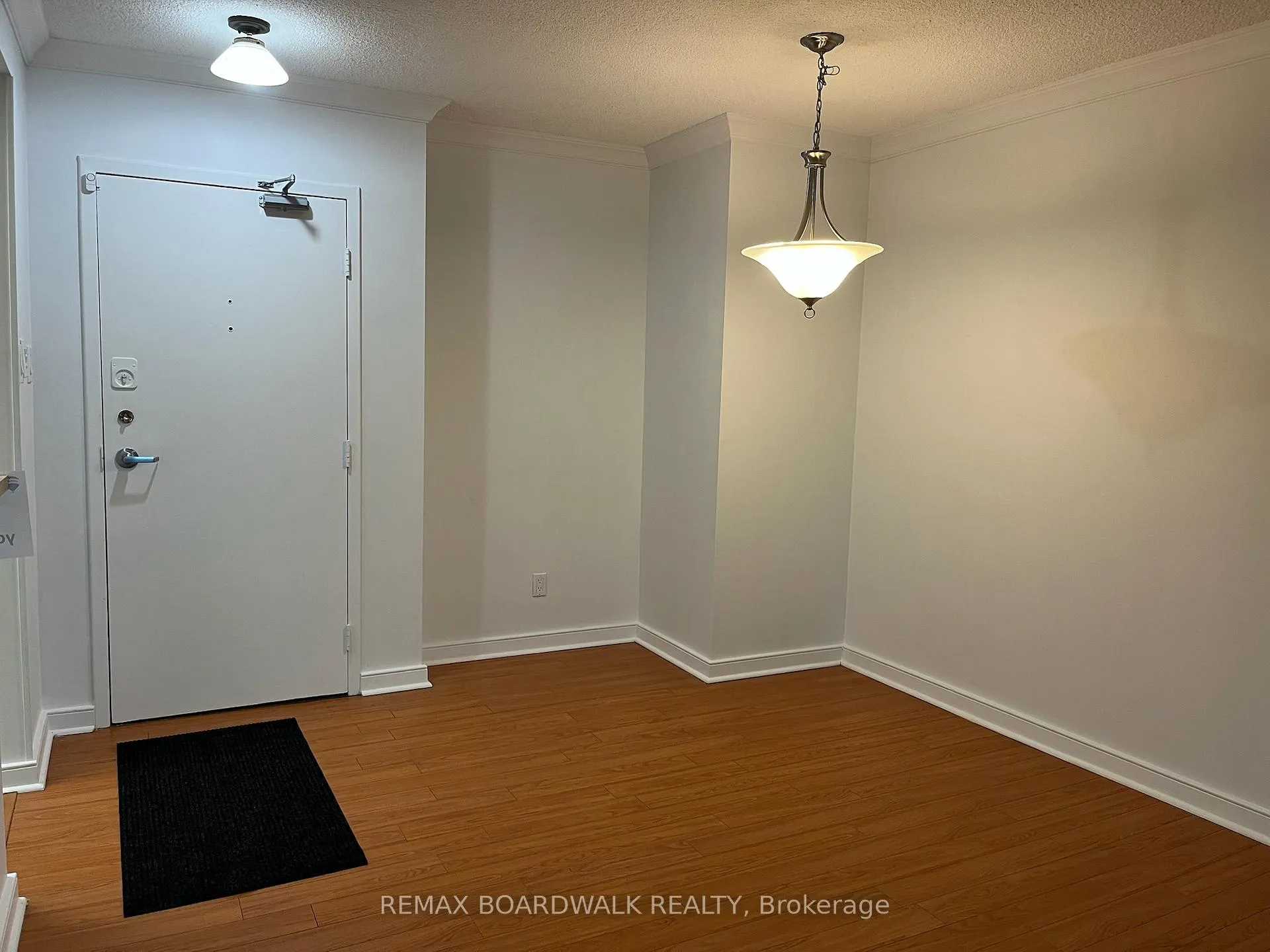 Photo 2 of Unit 403, 555 Brittany Drive, Ottawa, Viscount Alexander Park — HOMEH