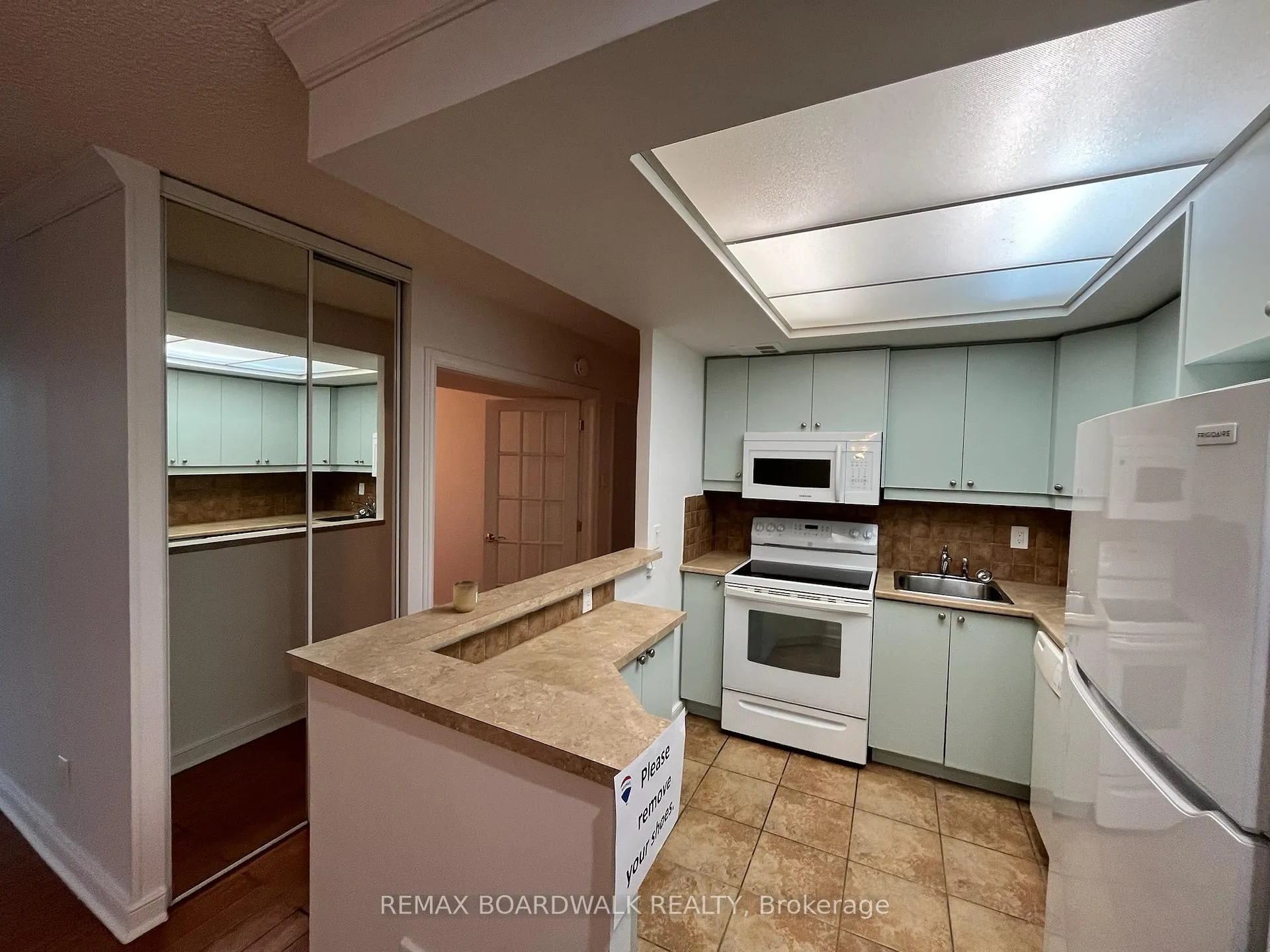 Photo 3 of Unit 403, 555 Brittany Drive, Ottawa, Viscount Alexander Park — HOMEH