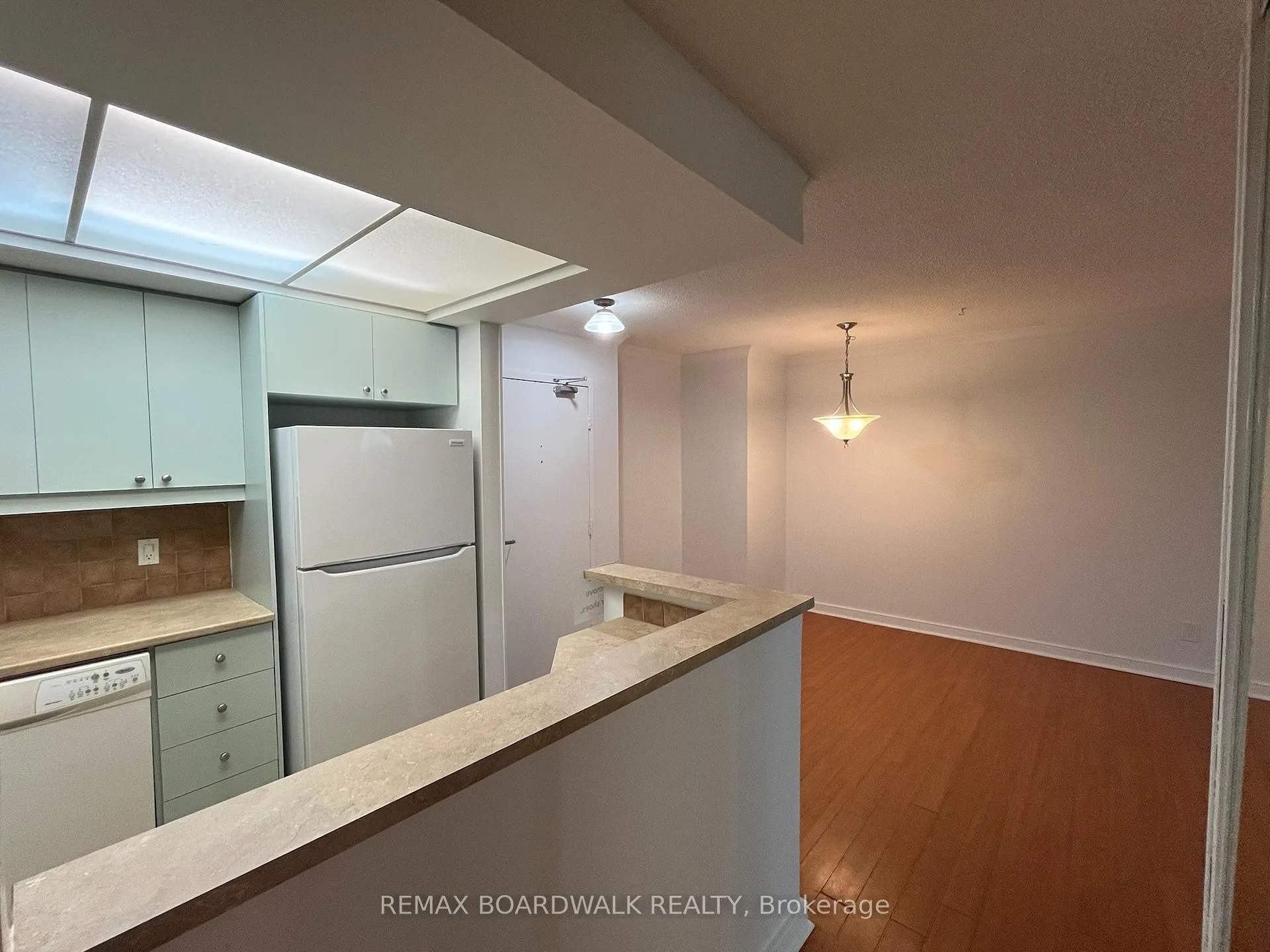 Photo 4 of Unit 403, 555 Brittany Drive, Ottawa, Viscount Alexander Park — HOMEH