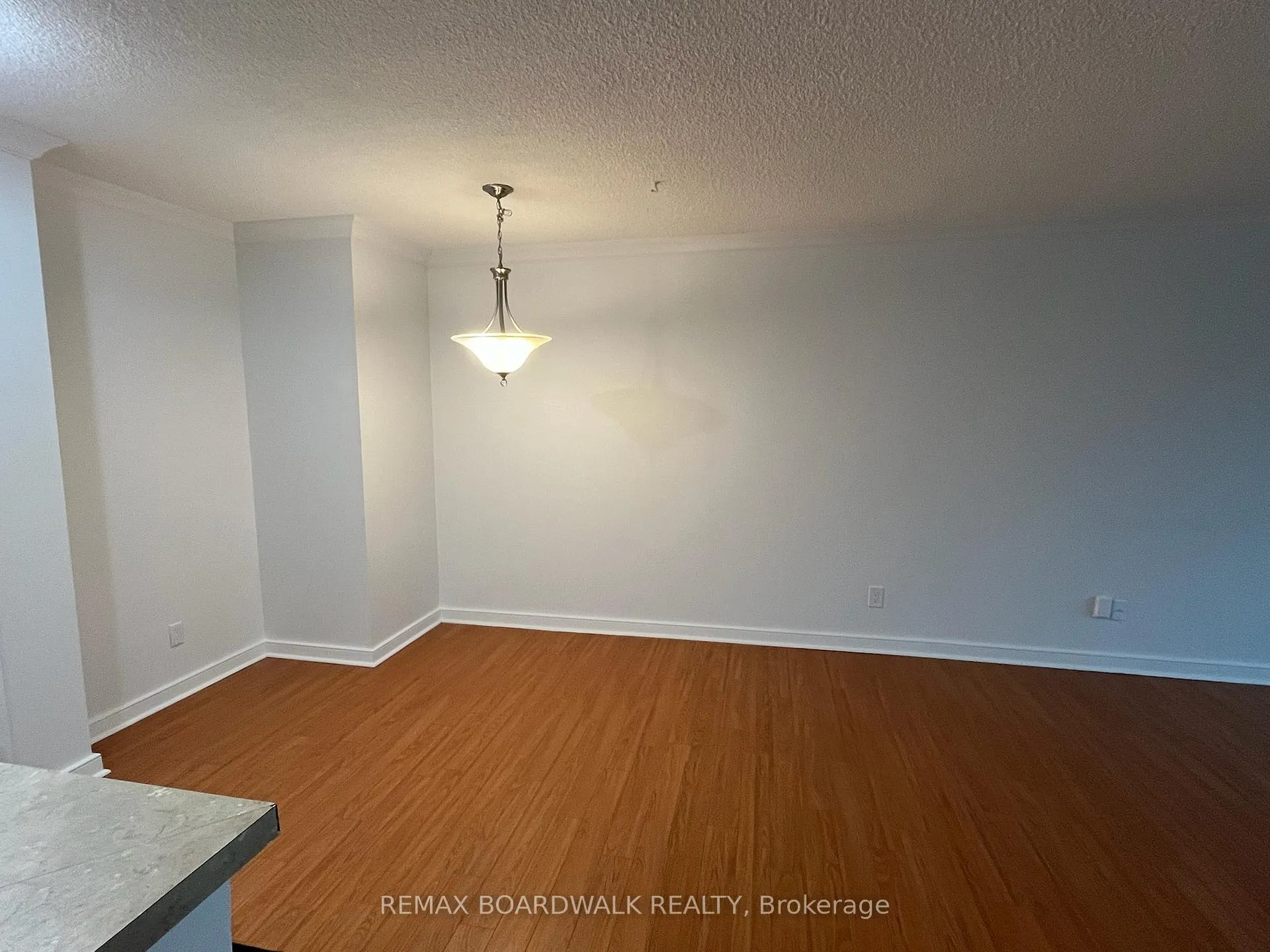 Photo 5 of Unit 403, 555 Brittany Drive, Ottawa, Viscount Alexander Park — HOMEH