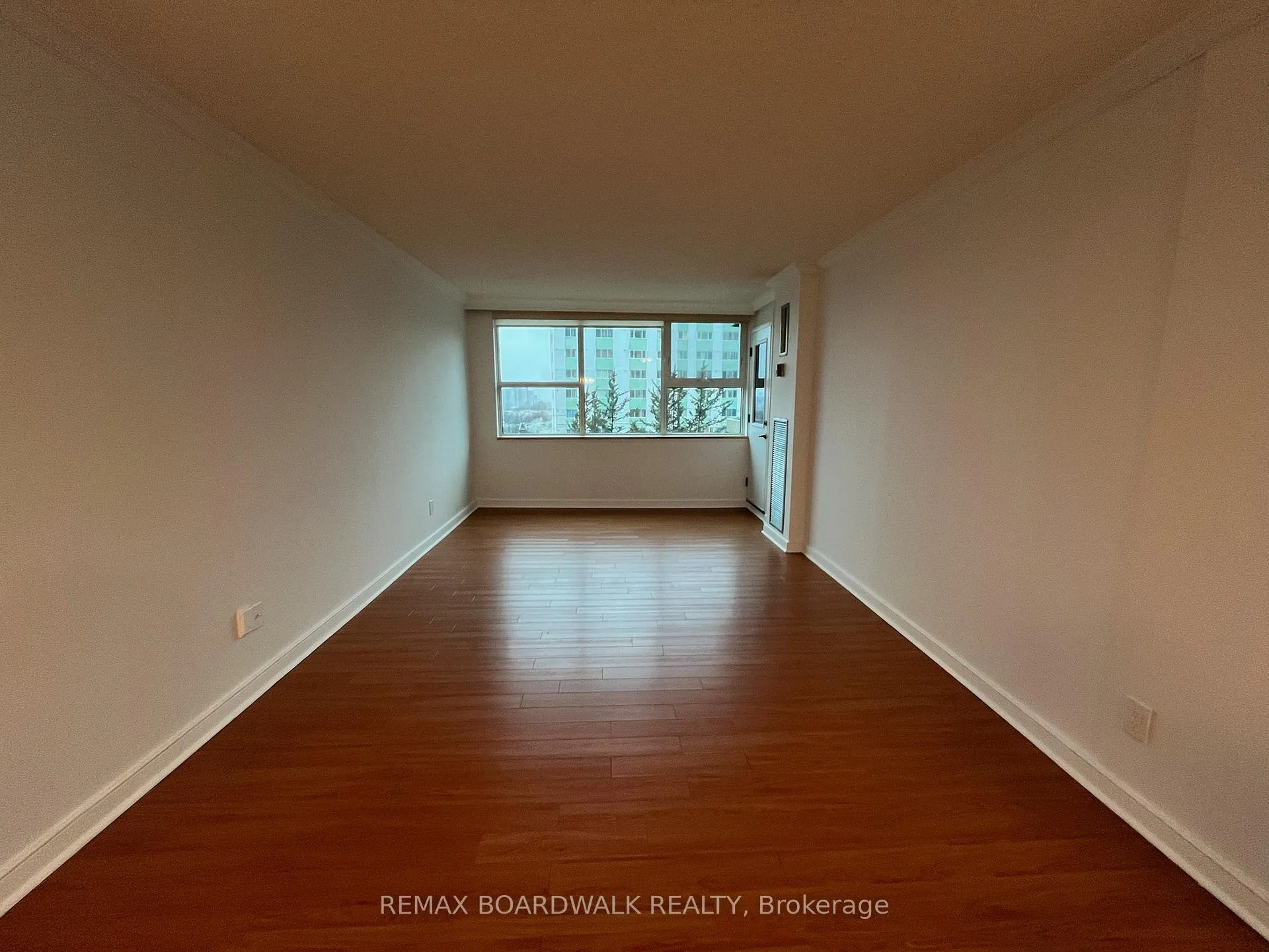 Photo 6 of Unit 403, 555 Brittany Drive, Ottawa, Viscount Alexander Park — HOMEH