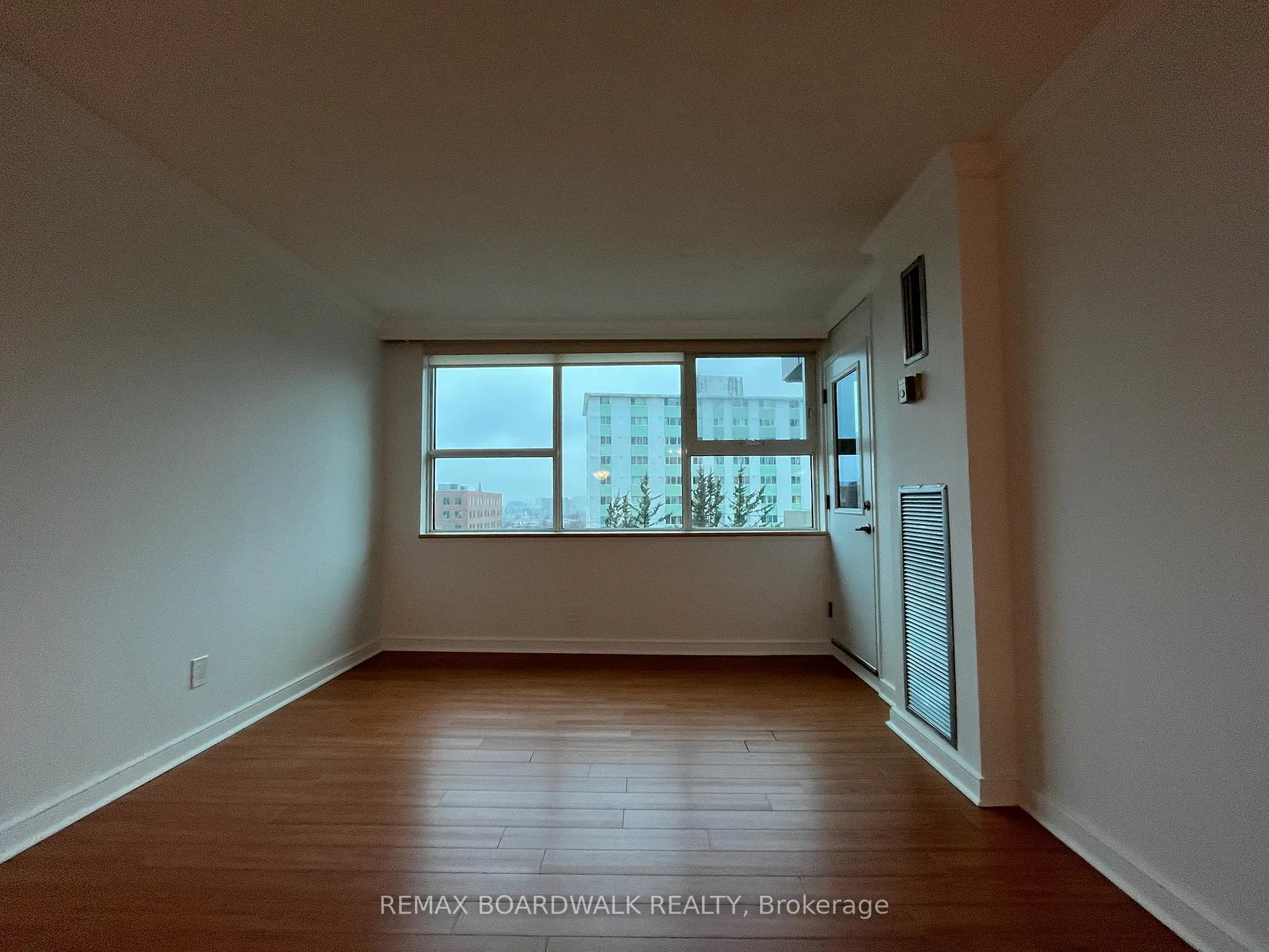 Photo 7 of Unit 403, 555 Brittany Drive, Ottawa, Viscount Alexander Park — HOMEH