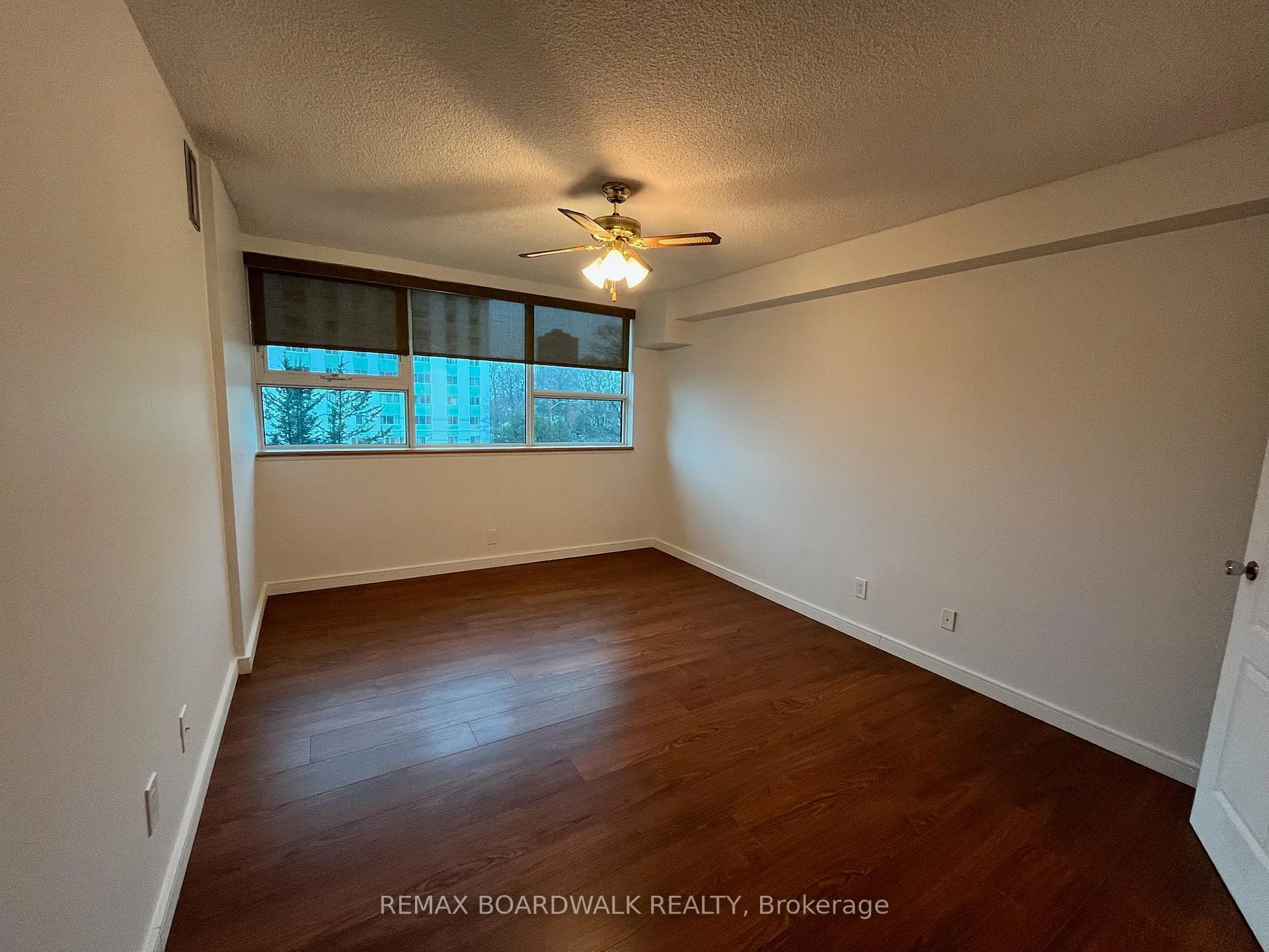 Photo 8 of Unit 403, 555 Brittany Drive, Ottawa, Viscount Alexander Park — HOMEH