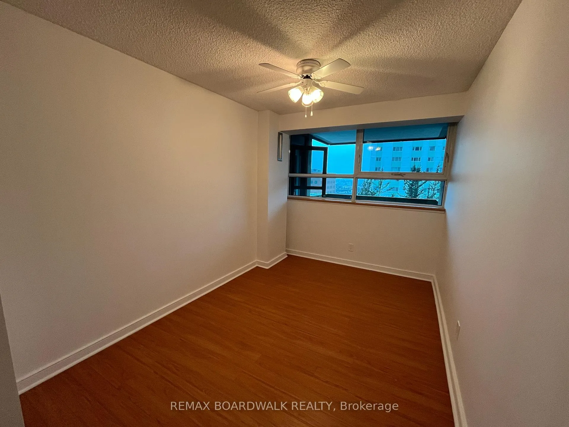 Photo 9 of Unit 403, 555 Brittany Drive, Ottawa, Viscount Alexander Park — HOMEH